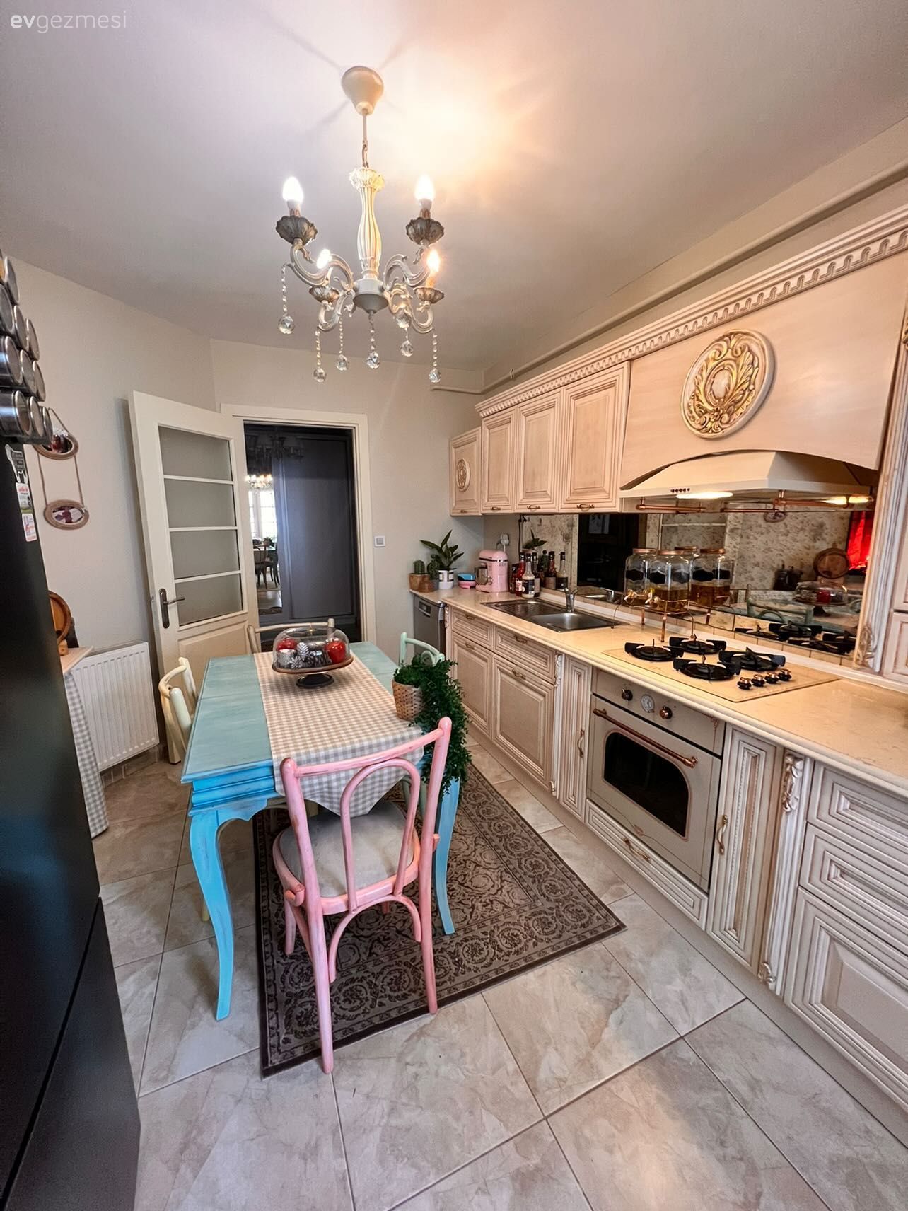 Mutfak, Country, Country mutfak, Rustik, Beyaz, Beyaz mutfak, Mutfak tezgahı, Mutfak tezgah arası, Tezgah arası seramik, Sandalye, Mutfak masası, Mavi, Mutfak Avize Modelleri, Davlumbaz, Mutfak halısı