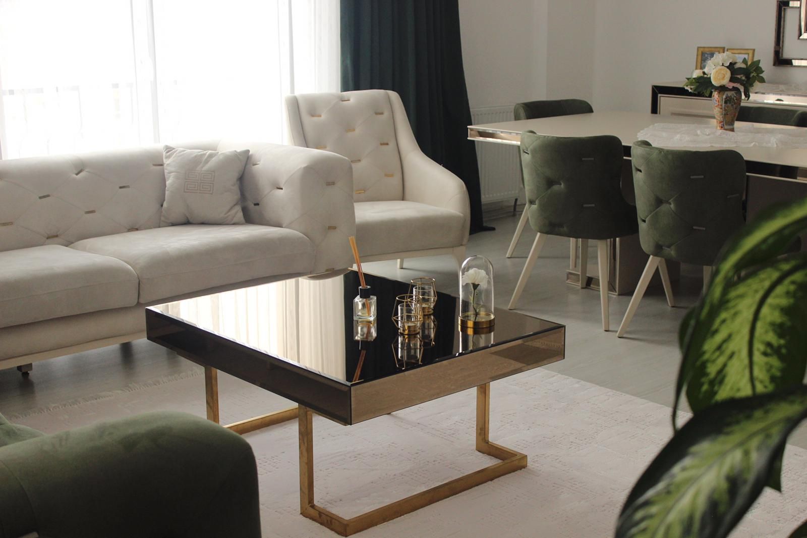 Salon, Yeşil, Bej, Beyaz, Altın, Halı, Fon perde, Perde, Tül perde, Koltuk takımı, Orta sehpa, Sehpa, Metal ayaklı sehpa, Sandalye, Yemek masası, Sehpa üstü aksesuarı, Ev Aksesuar, Dekoratif Objeler, Vazo