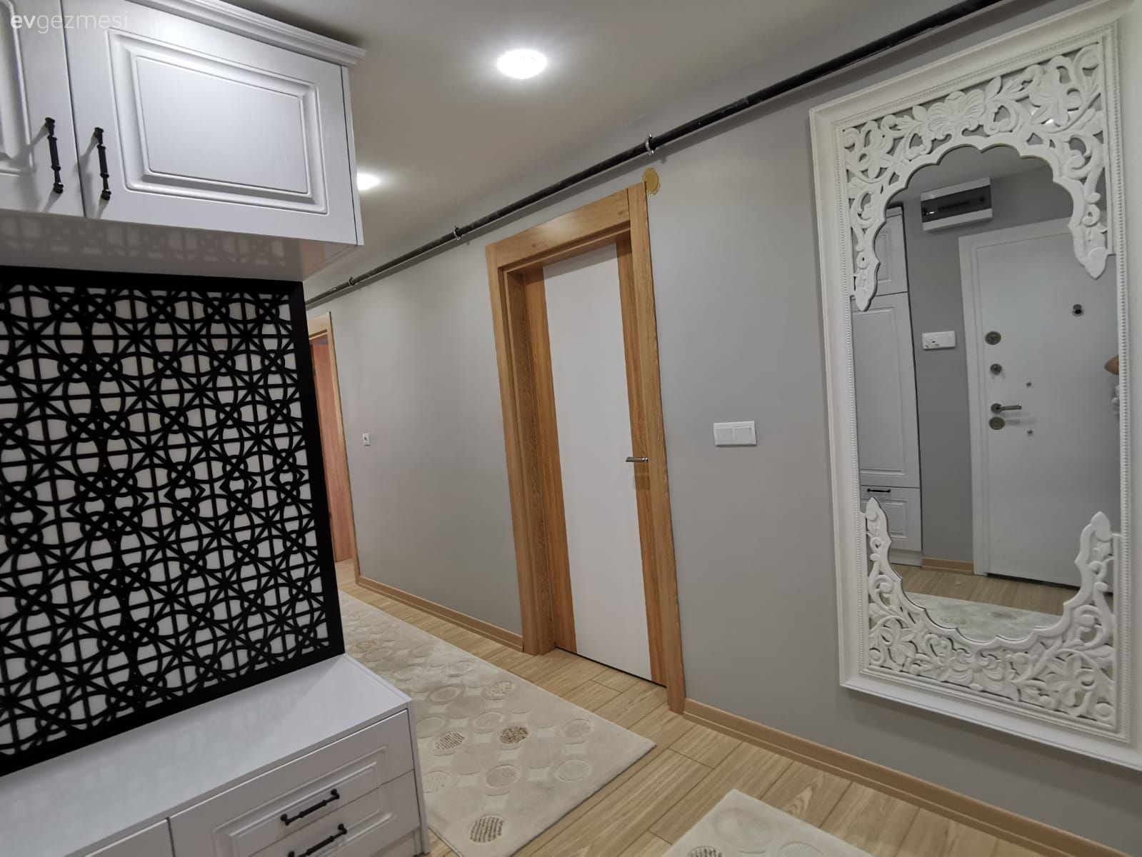 Antre, Beyaz, Siyah, Shaker kapaklı dolaplar, Mutfak, Vestiyer, Parke, Spot aydınlatma, Aydınlatma, Ayna, Halı