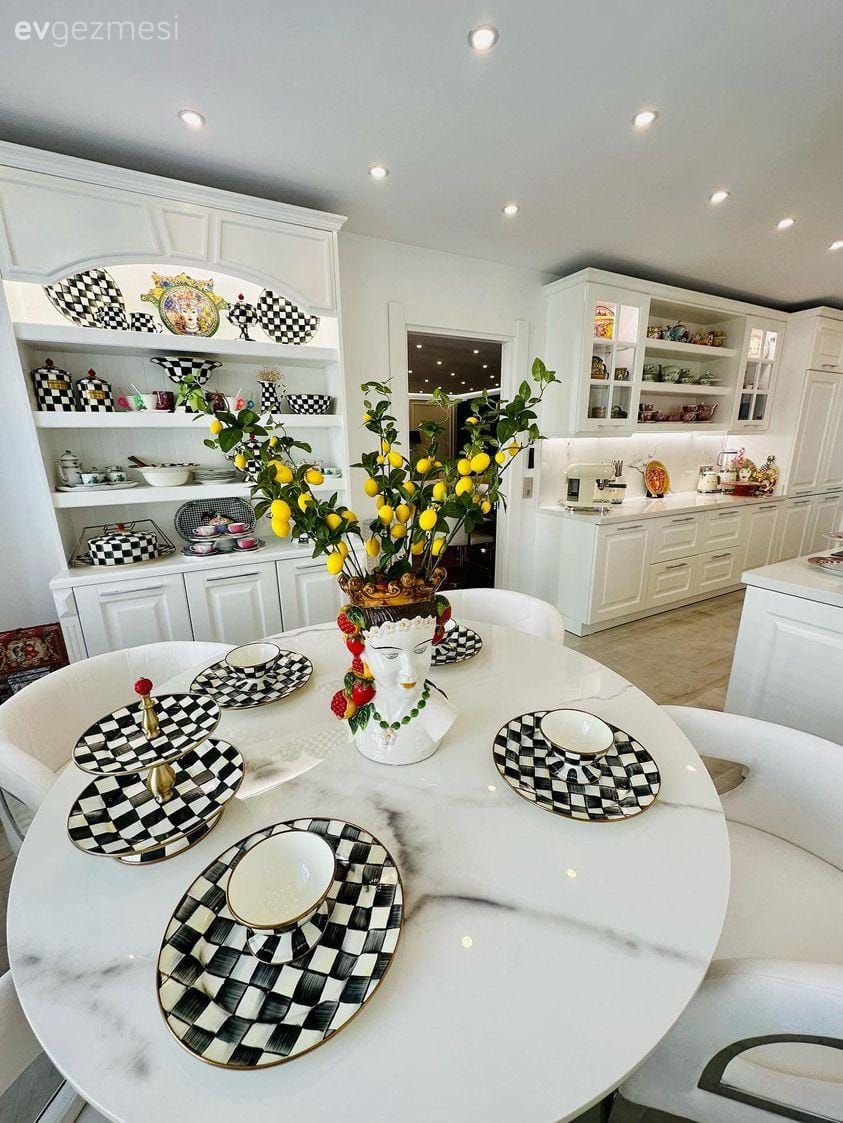 Mutfak, Beyaz, Siyah, Country mutfak, Country, Mutfak tezgahı, Mutfak aksesuarları, Sandalye, Mutfak masası, Spot aydınlatma, Aydınlatma, Siyah- Beyaz, Cam kapaklı dolap, Shaker kapaklı dolaplar