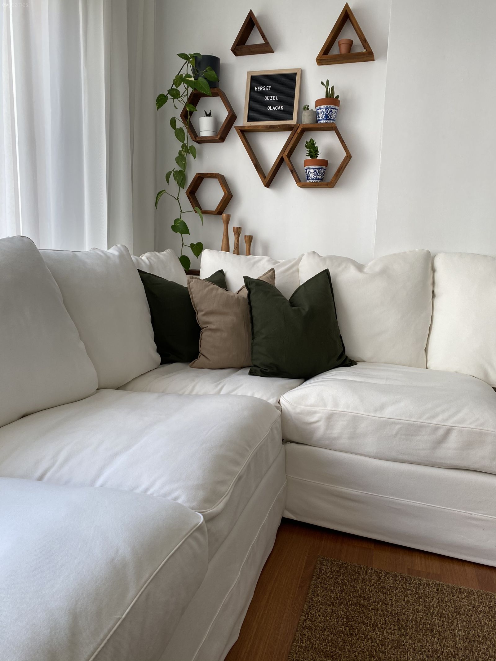 Duvar dekorasyonu, Beyaz, Yeşil, Koltuk takımı, Jüt halı, Halı, Tül perde, Perde