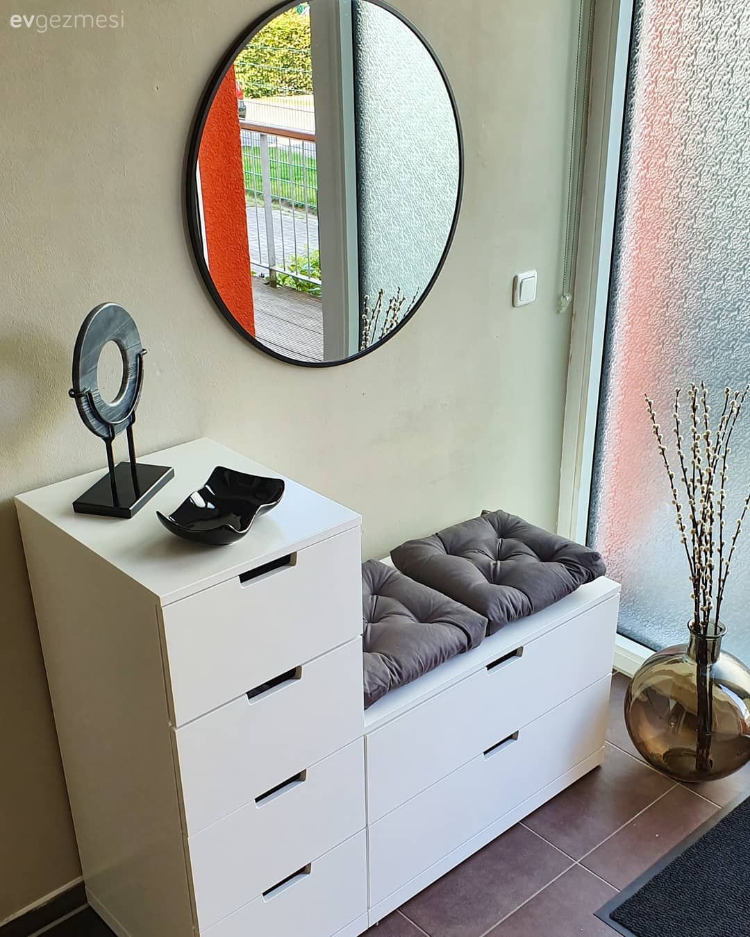 Antre, Dresuar, Dresuar dekorasyonu, Yuvarlak ayna, Dekoratif ayna, Vazo, Ev Aksesuar, Yapay çiçekler, Beyaz, Gri, Dekoratif Objeler