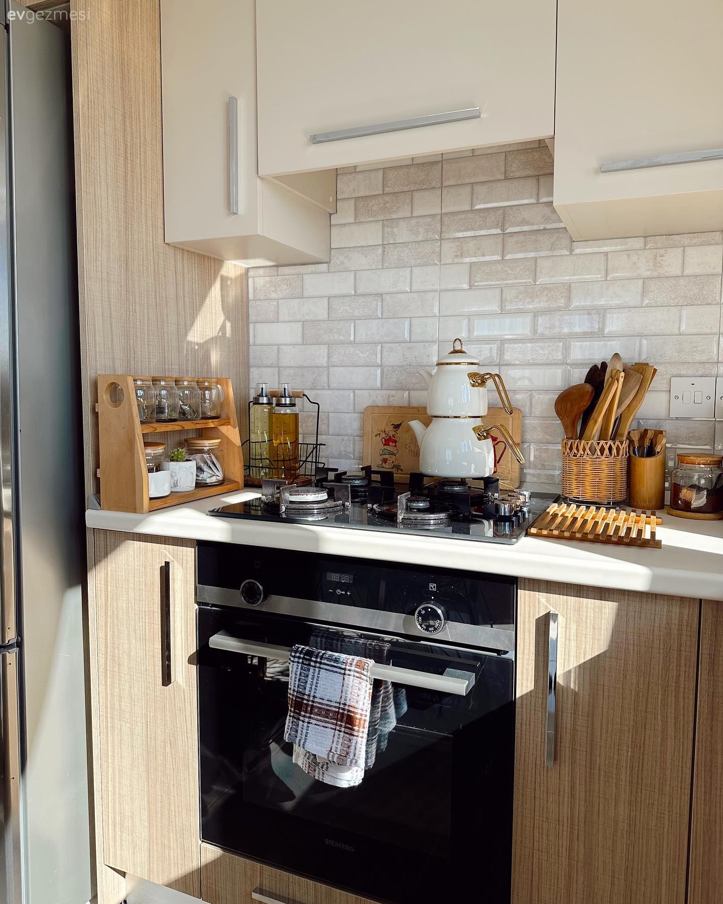 Mutfak, Ahşap mutfak, Beyaz, Ahşap Mobilya, Ankastre, Metro seramik, Seramik, Mutfak tezgahı, Mutfak tezgah arası