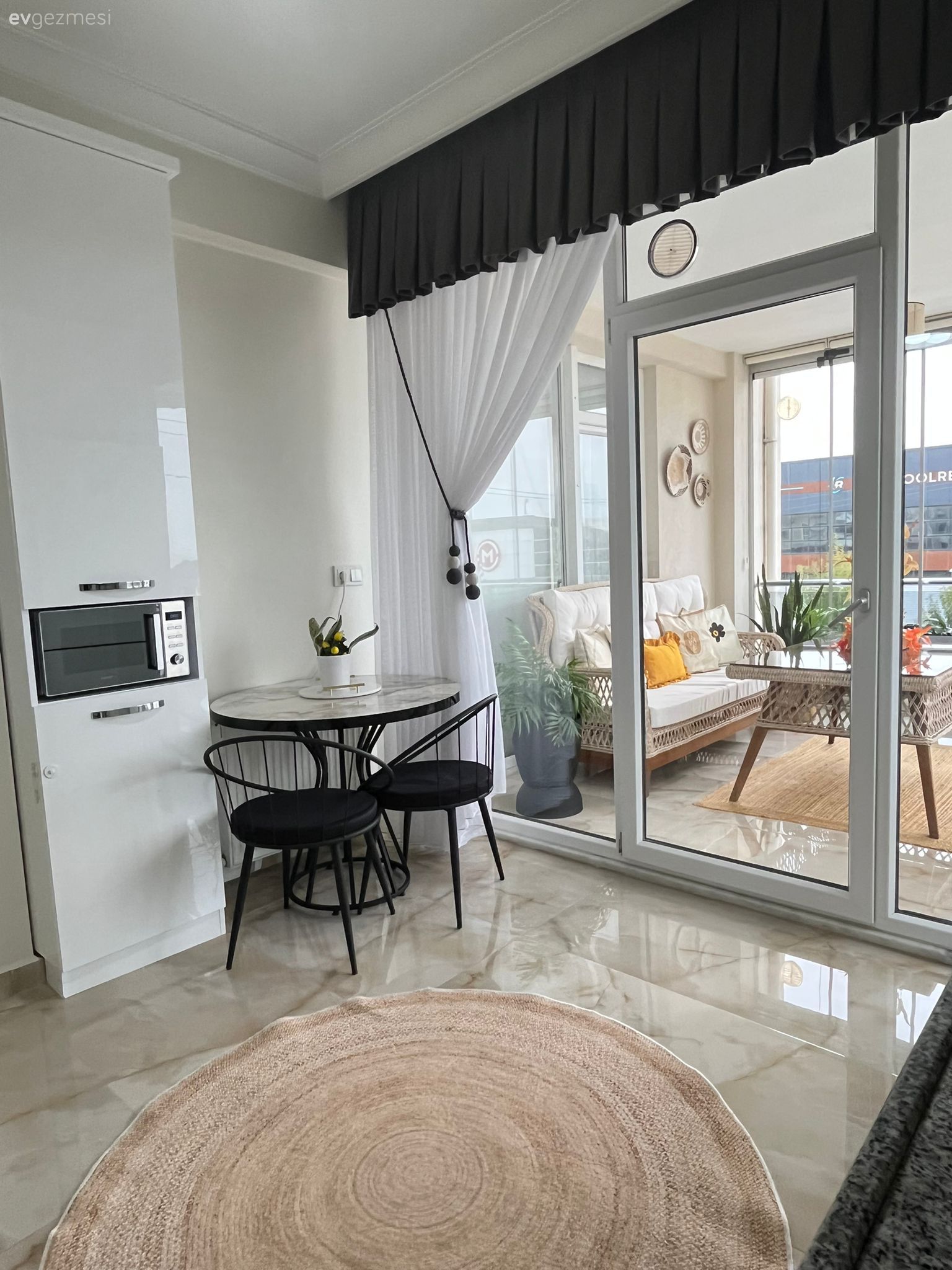 Mutfak, Beyaz, Siyah, Mutfak tülü, Mutfak perdesi, Sandalye, Mutfak masası, Mutfak halısı, Mutfak zemin seramikleri