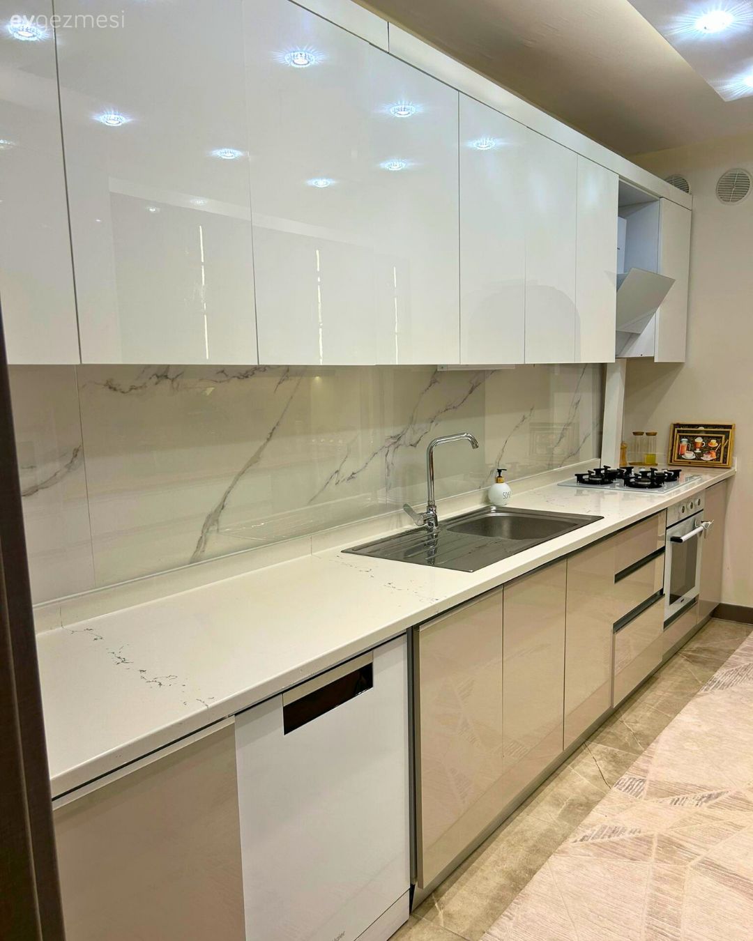 Mutfak, Koridor tipi mutfak, Krem, Bej, Beyaz, Mutfak tezgahı, Mutfak tezgah arası, Mutfak aksesuarları, Mutfak halısı, Ankastre, Spot aydınlatma, Aydınlatma, Eviye , Mutfak bataryası