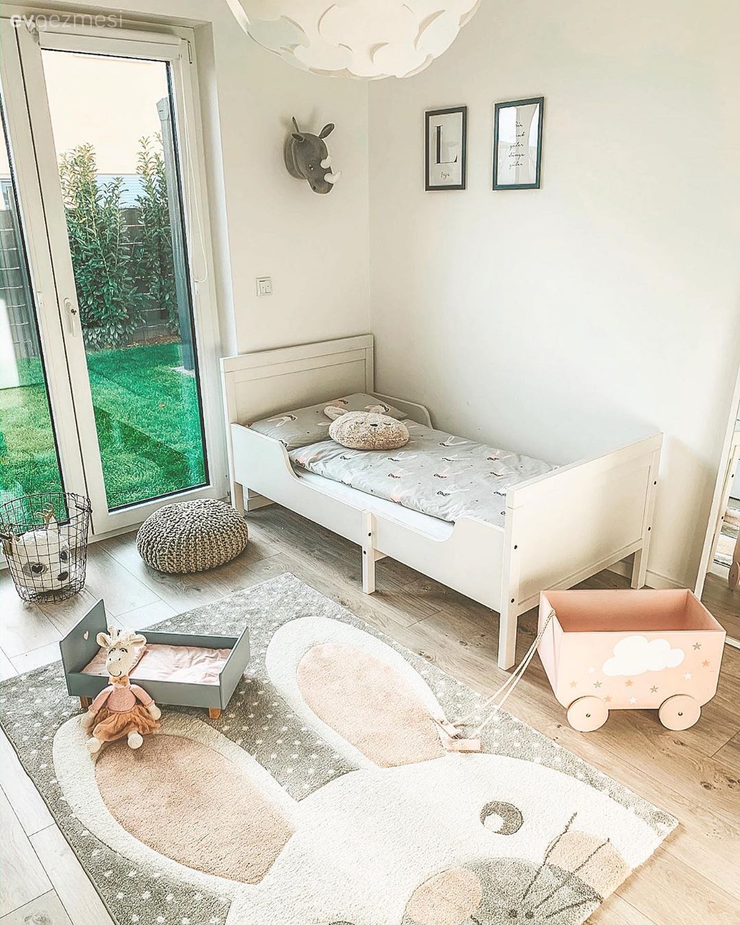 Çocuk Odası, Beyaz, Gri, Pembe, Çerçeve, Halı, Çocuk odası halısı, Puf, Çocuk odası duvar dekorasyonu