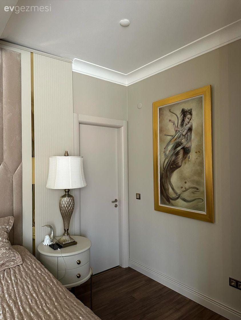 Komodin, Lambader, Aydınlatma, Tablo, Duvar dekorasyonu, Yatak örtüsü, Yatak Odası