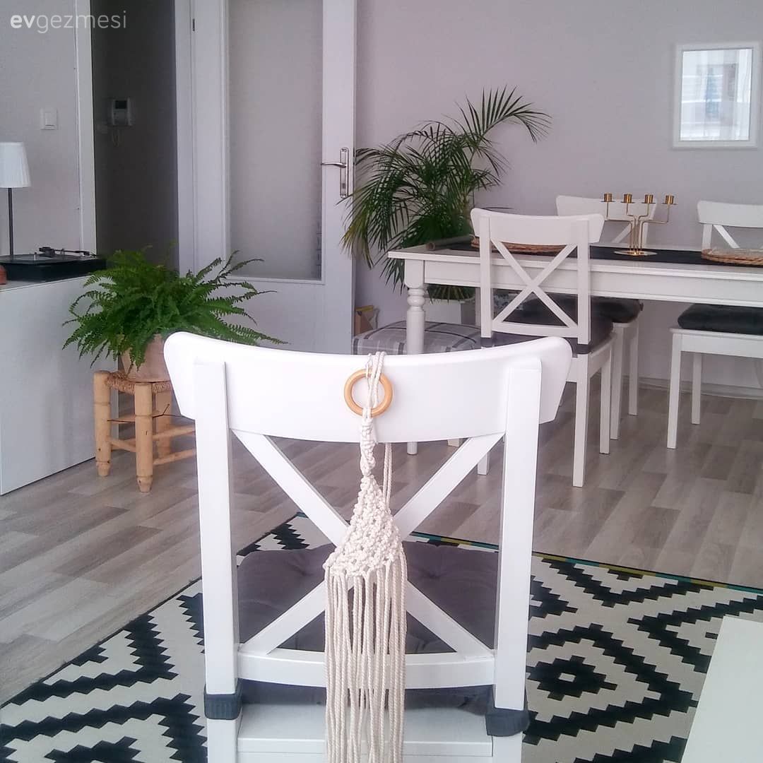 Salon, İskandinav, Beyaz, Siyah, Sandalye, Halı, Salon halısı, Geometrik desen, Desenler, Parke, Yemek masası, Ev bitkisi