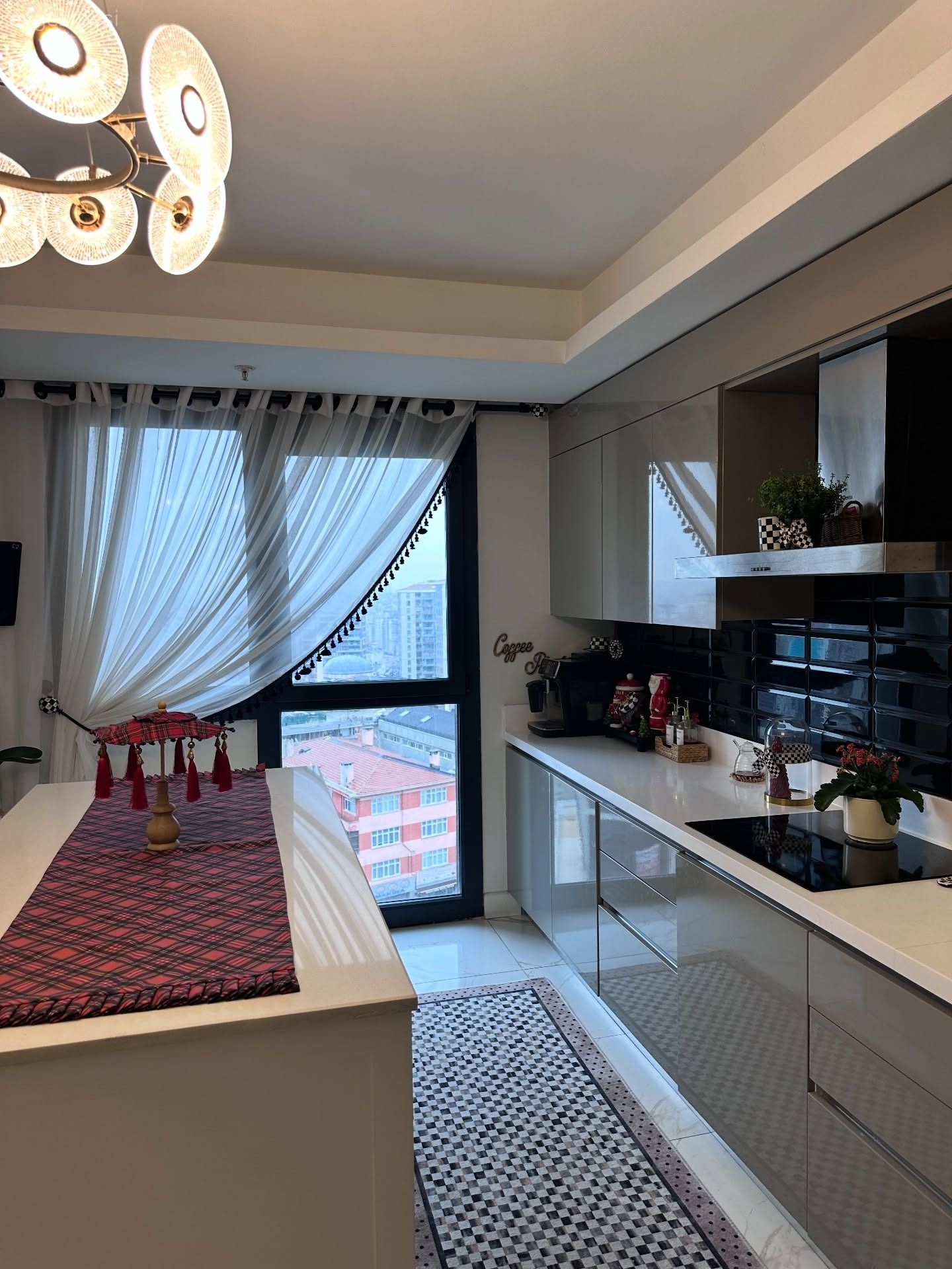 Mutfak, Modern, Gri, Siyah, Beyaz, Kulpsuz mutfak dolabı, Ada mutfak, Modern mutfak, Mutfak tezgahı, Mutfak tezgah arası, Mutfak aksesuarları, Ankastre, Davlumbaz, Mutfak Avize Modelleri, Mutfak tülü, Mutfak perdesi, Mutfak halısı, Masa örtüsü, Ev tekstili, Elektrikli Ocak, Cam Ankastre