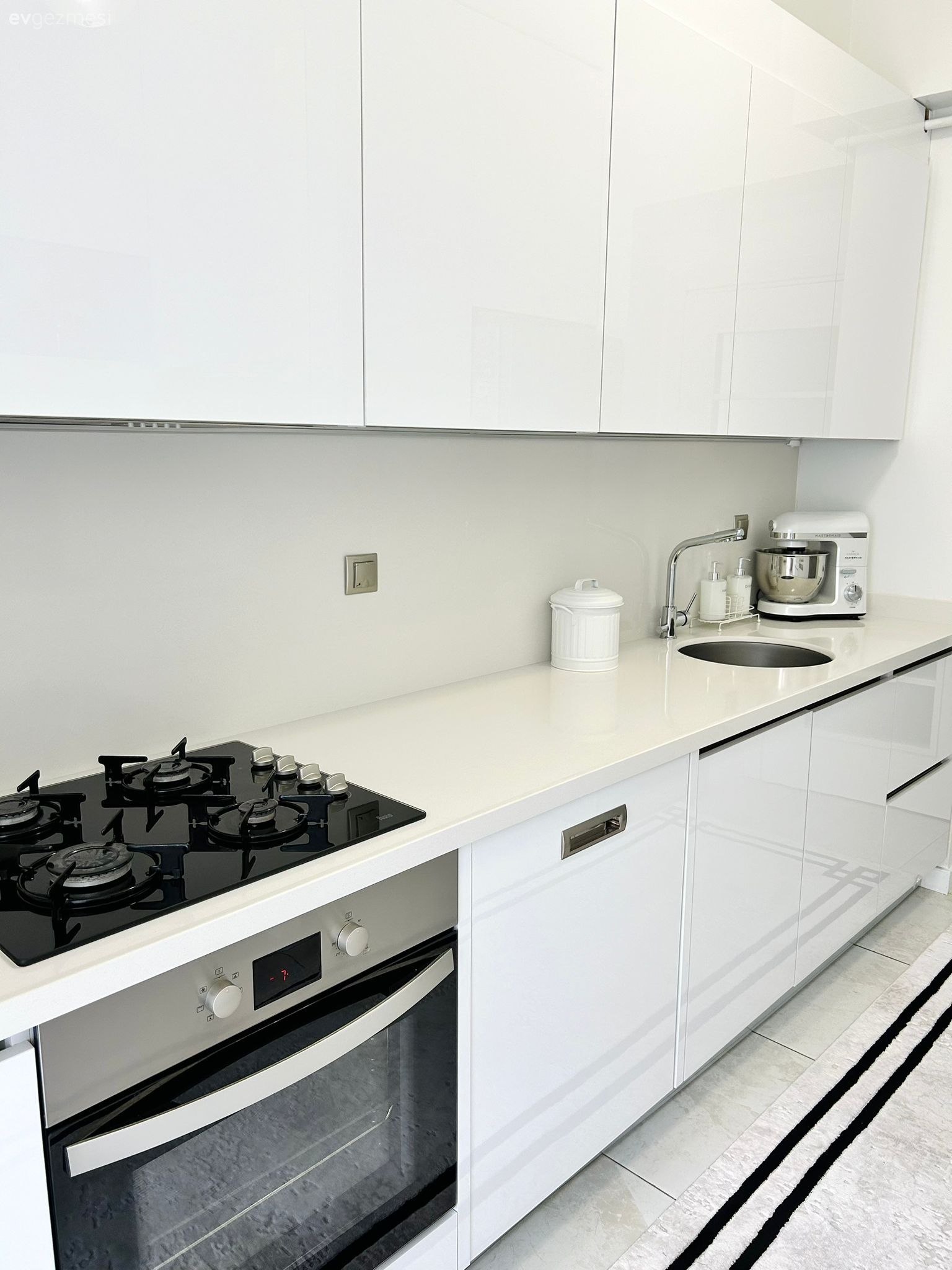 Beyaz ve Siyahı Baş Tacı Eden Bu Ev Zamansız Bir Görünüm Sunuyor!