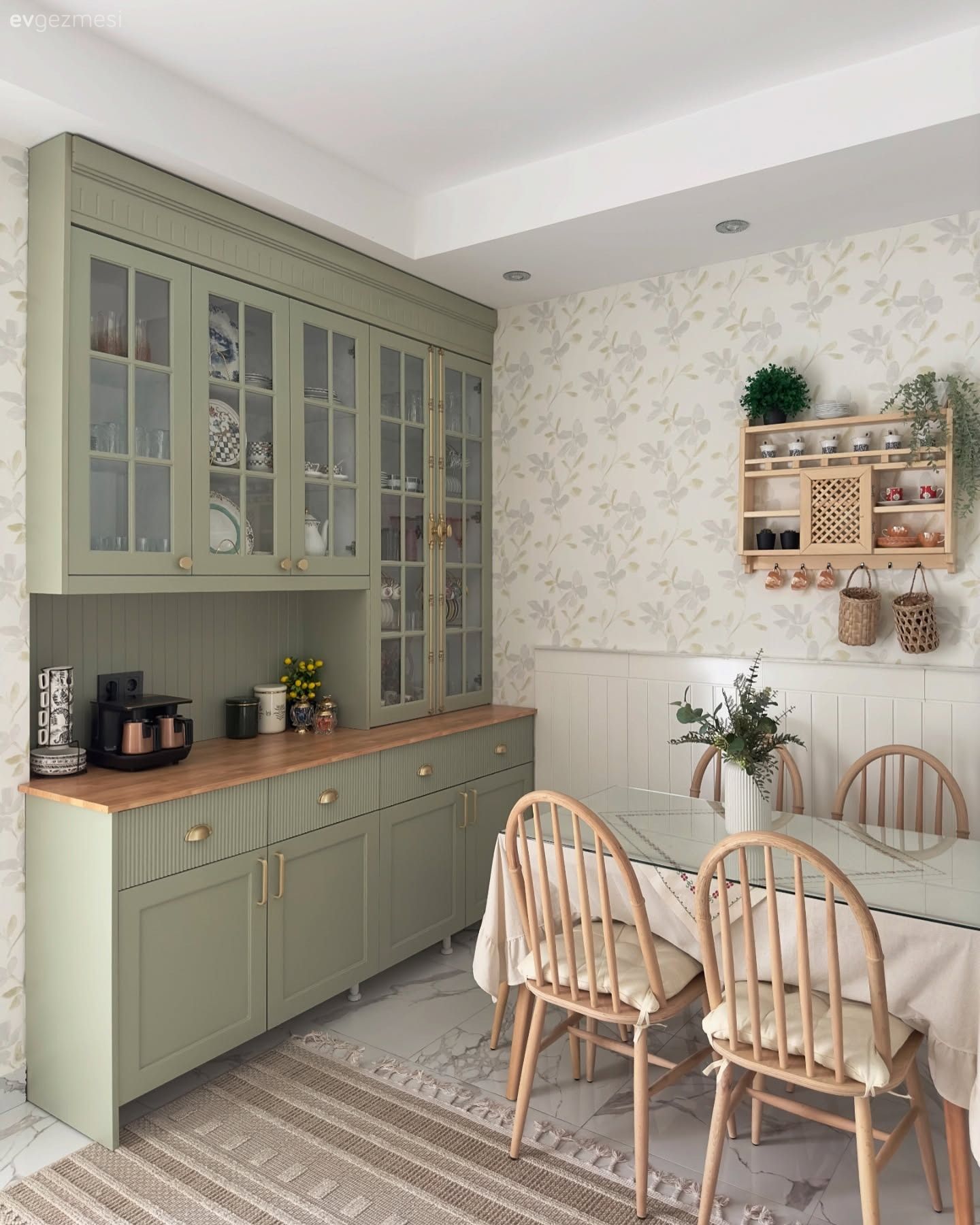 Mutfak, Beyaz, Yeşil, Ahşap Mobilya, Mutfak masası, Mutfak sandalyesi, Mutfak rafı, Mutfak aksesuarları, Kahve köşesi, Mutfak halısı