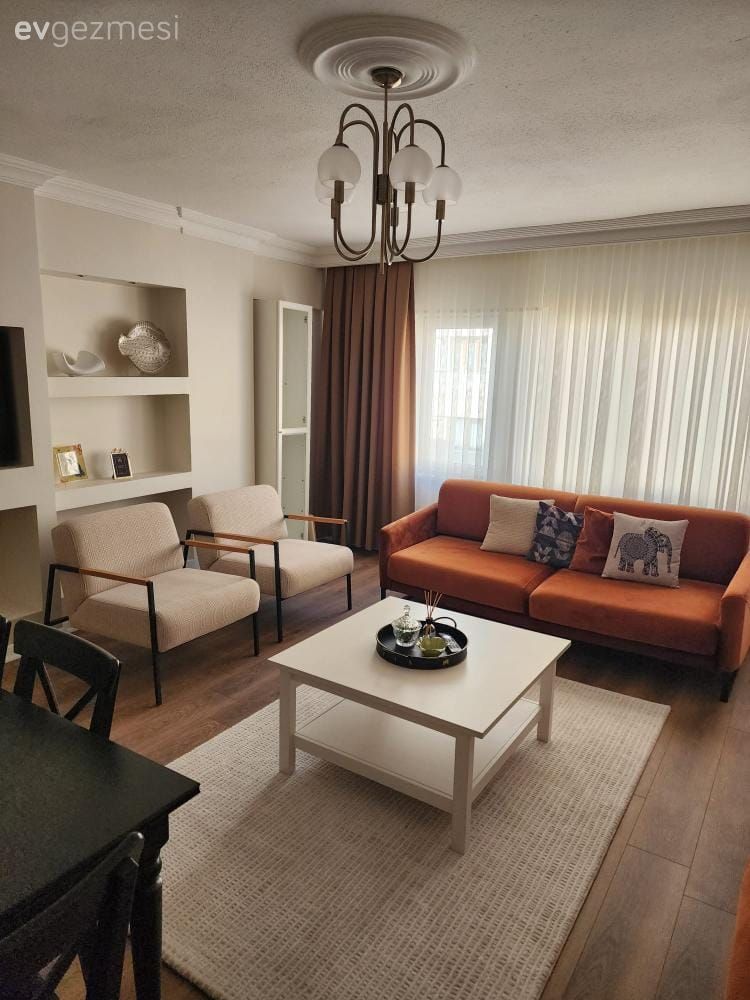 Salon, Turuncu, Beyaz, Bohem Dekorasyon, Koltuk takımı, Berjer, Fon perde, Perde, Tül perde, Kırlent, Ev tekstili, Duvar Nişleri, Orta sehpa, Sehpa, Avize, Aydınlatma, Salon avizesi, Halı, Salon halısı, Parke, Siyah
