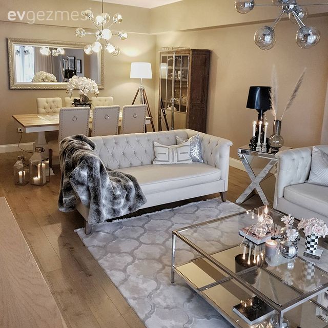 Salon, Beyaz, Krem duvar, Koltuk takımı, Tül perde, Perde, Ev bitkisi, Parke, Orta sehpa, Sehpa, Çerçeve, Duvar dekorasyonu, Lambader, Aydınlatma, Fener, Ev Aksesuar, Avize, Salon avizesi, Halı, Salon halısı, Siyah, Aynalı mobilya, Ayna, Sehpa üstü aksesuarı, Yan sehpa, Sandalye, Yemek masası, Kırlent, Ev tekstili, Bej, Krem