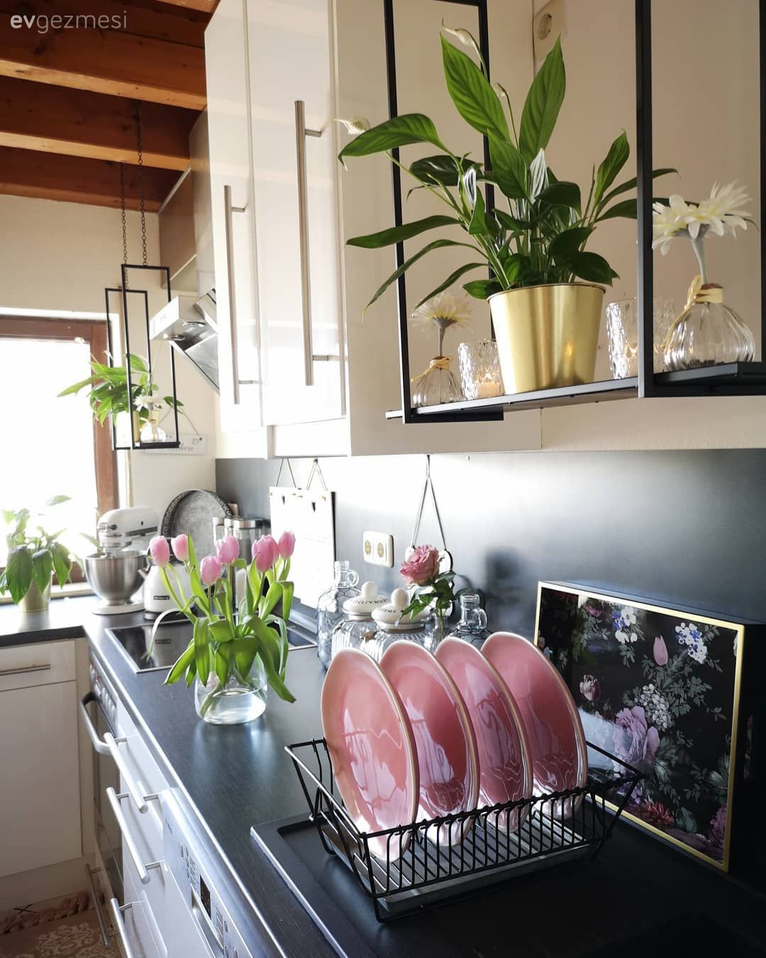 Mutfak, Modern, Beyaz, Mutfak tezgahı, Mutfak tezgah arası, Siyah tezgah, Davlumbaz, Mutfak aksesuarları, Tavan dekorasyon, Vazo, Ev Aksesuar, Ev bitkisi