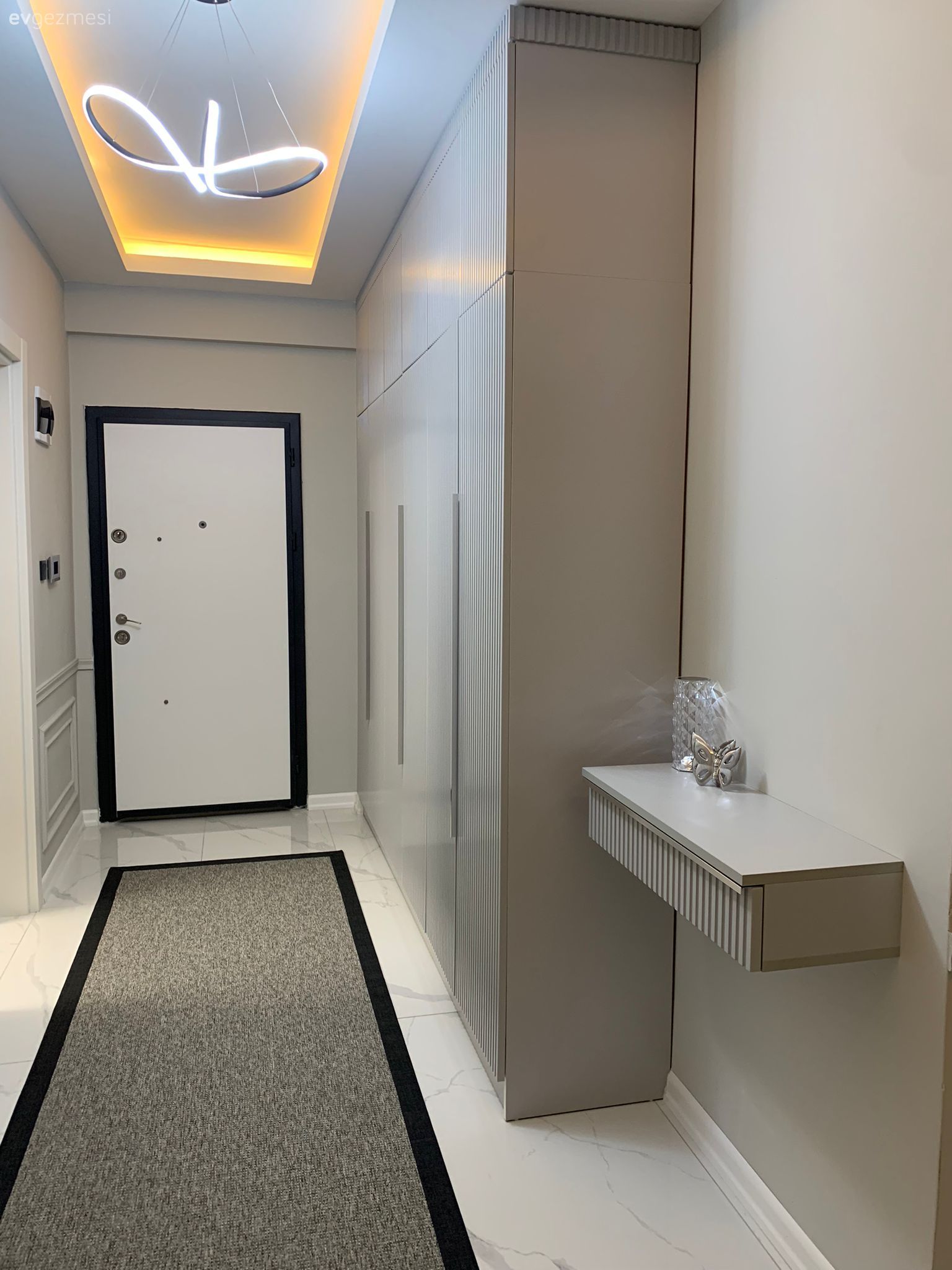 Antre, Gri, Vizon, Beyaz, Vestiyer, Yolluk, Halı, Dresuar, Led aydınlatma, Aydınlatma, Siyah