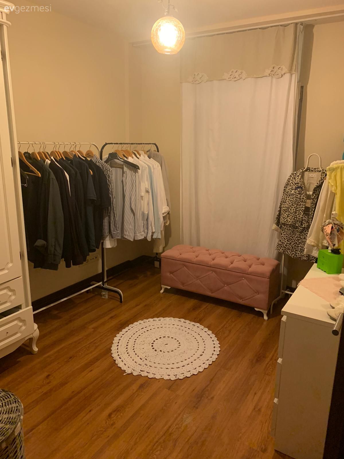 Giyinme odası, Beyaz, Pudra pembe, Avize, Aydınlatma