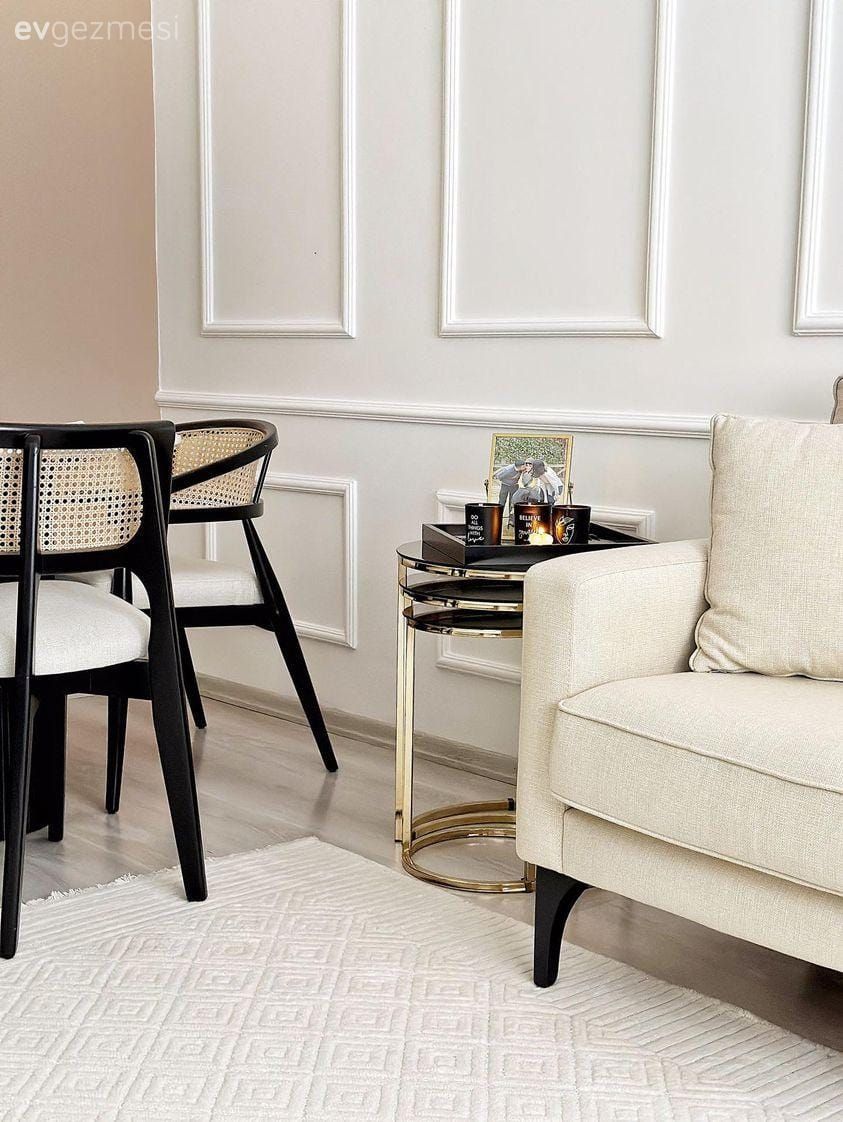 Duvar çıtalama, Beyaz, Siyah, Halı, Salon halısı, Koltuk takımı, Yan sehpa, Sehpa