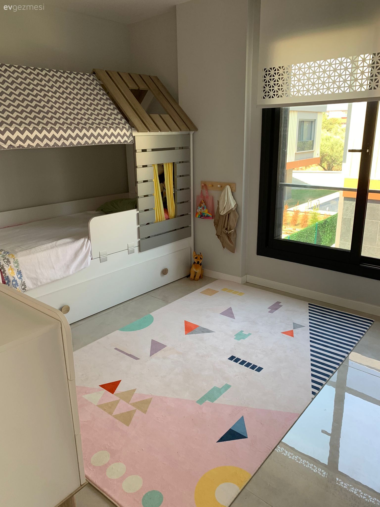 Kuşadası'ndaki Bu Evde Doğal Materyaller Koyu Pigmentlerle Buluşmuş!