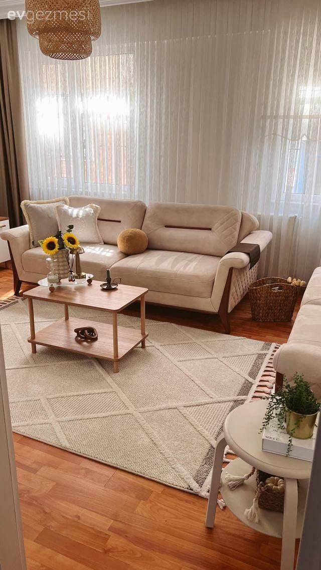 Salon, Beyaz, Krem, Bej, Fon perde, Perde, Tül perde, Orta sehpa, Sehpa, Halı, Salon halısı, Hasır avize, Parke, Yan sehpa, Dekoratif Objeler, Kırlent, Ev tekstili, Ev bitkisi, Saksı