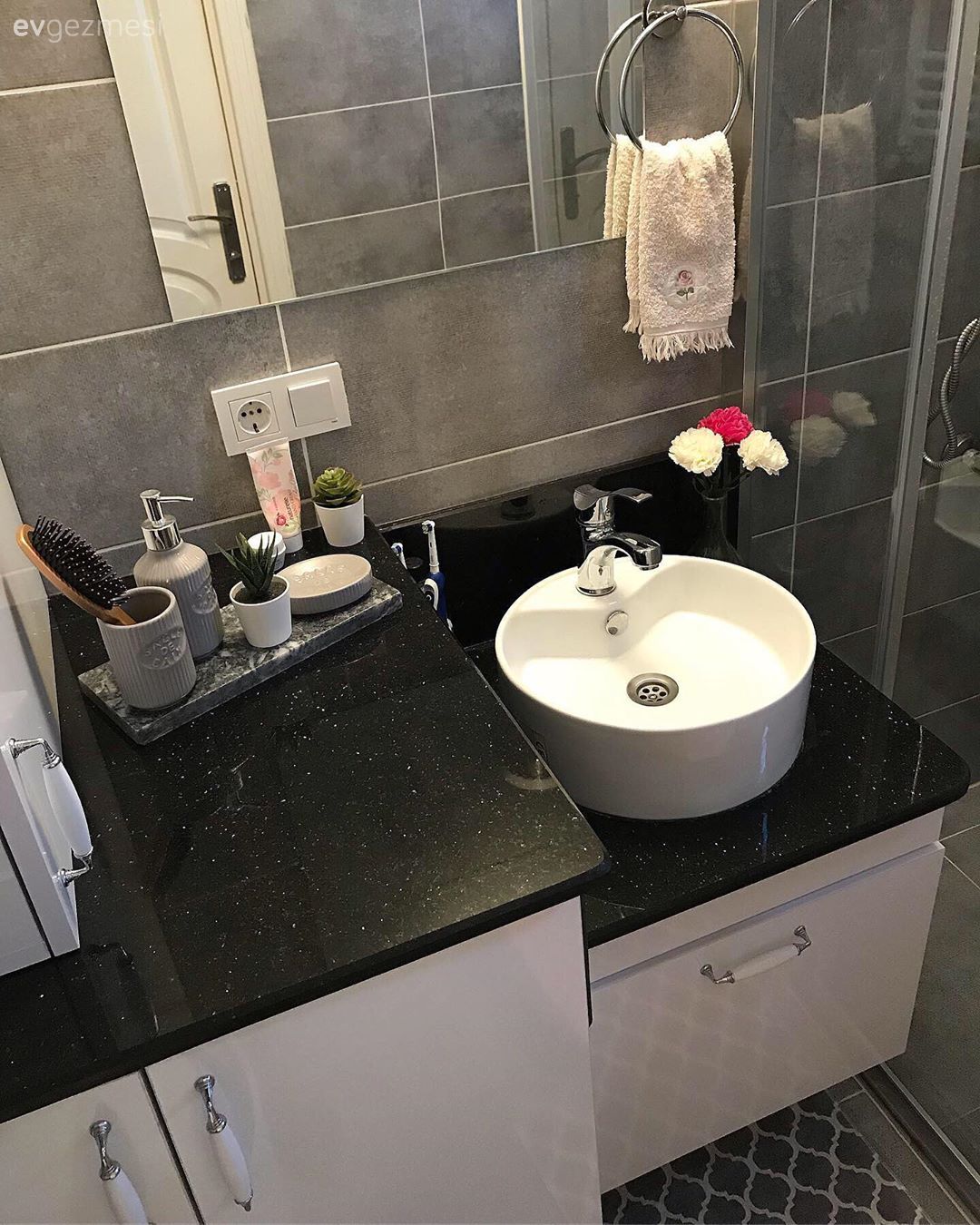 Banyo, Beyaz, Siyah, Banyo dolabı, Banyo aynası, Banyo seramikleri