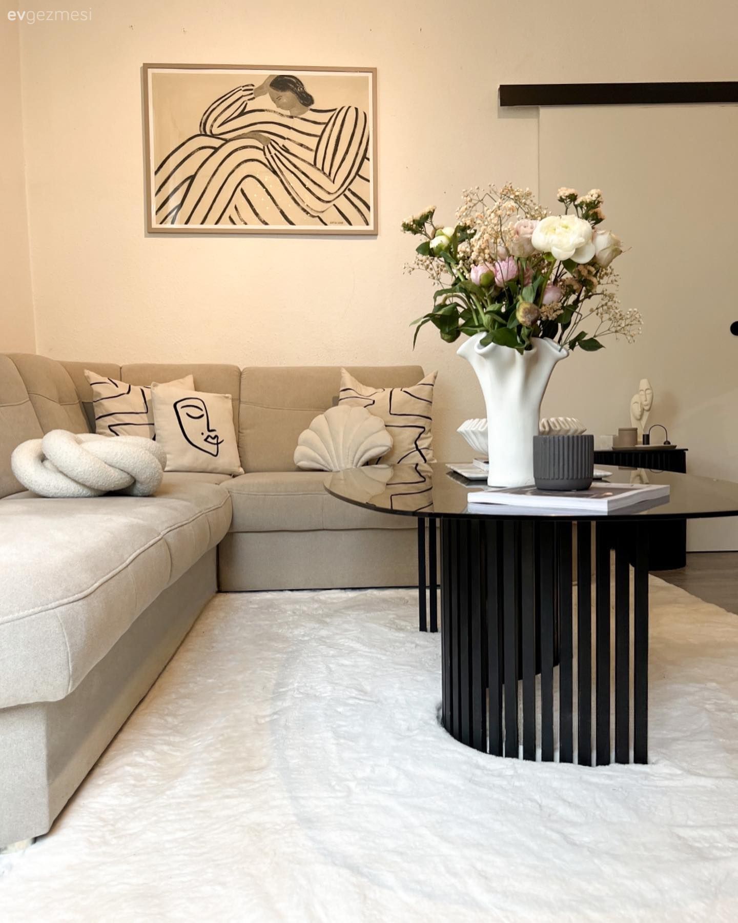 Salon, Bej, Siyah, Tablo, Duvar dekorasyonu, Köşe koltuk, Koltuk takımı, Halı, Salon halısı, Vazo, Ev Aksesuar, Kırlent, Ev tekstili, Dekoratif Objeler, Çiçekler, Orta sehpa, Sehpa, Ev bitkisi, İskandinav