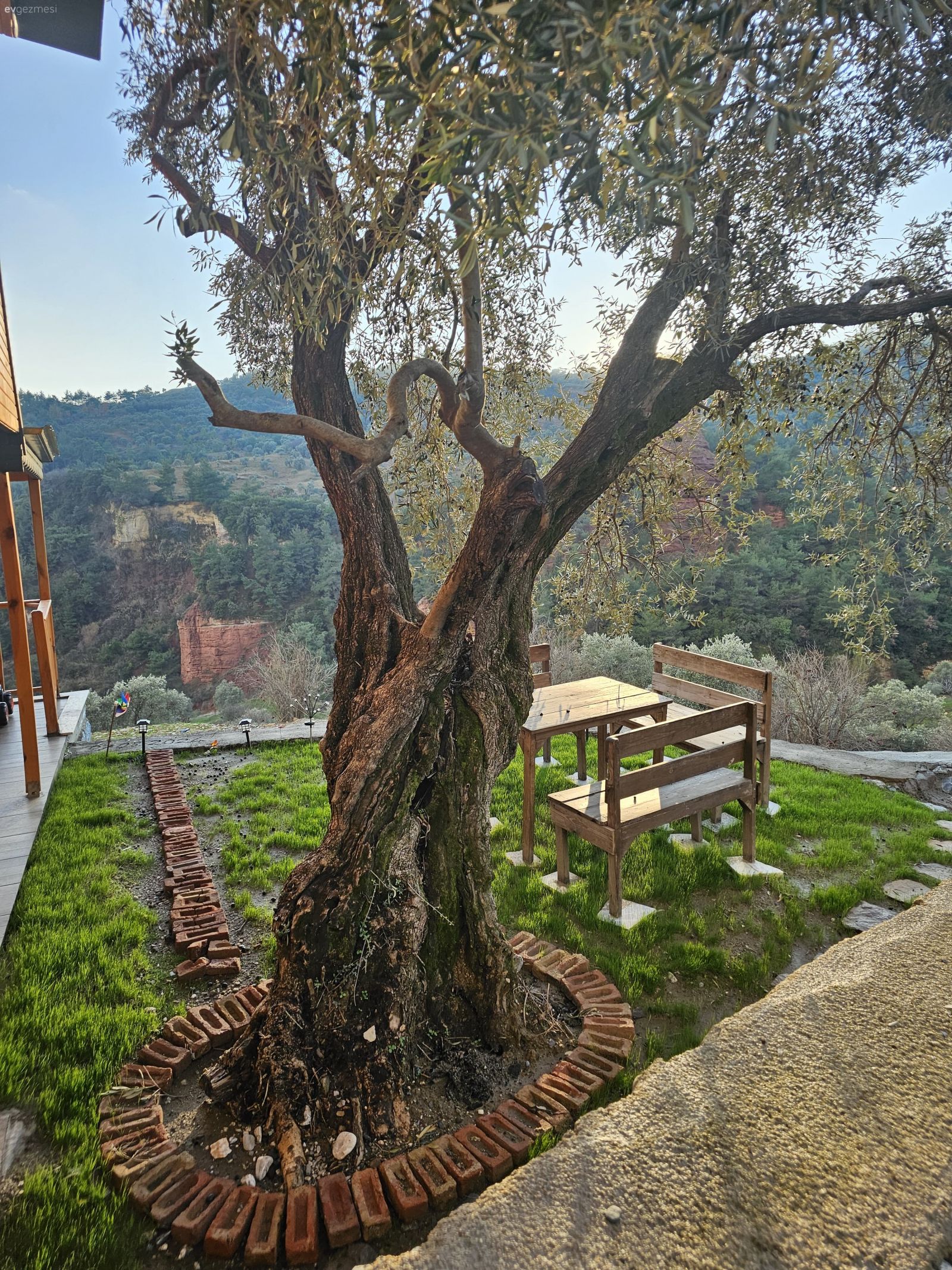 Dağ Köyünde Ahşabın Sıcak Sesi: Aydın'da İki Katlı Bir Köy Evi!