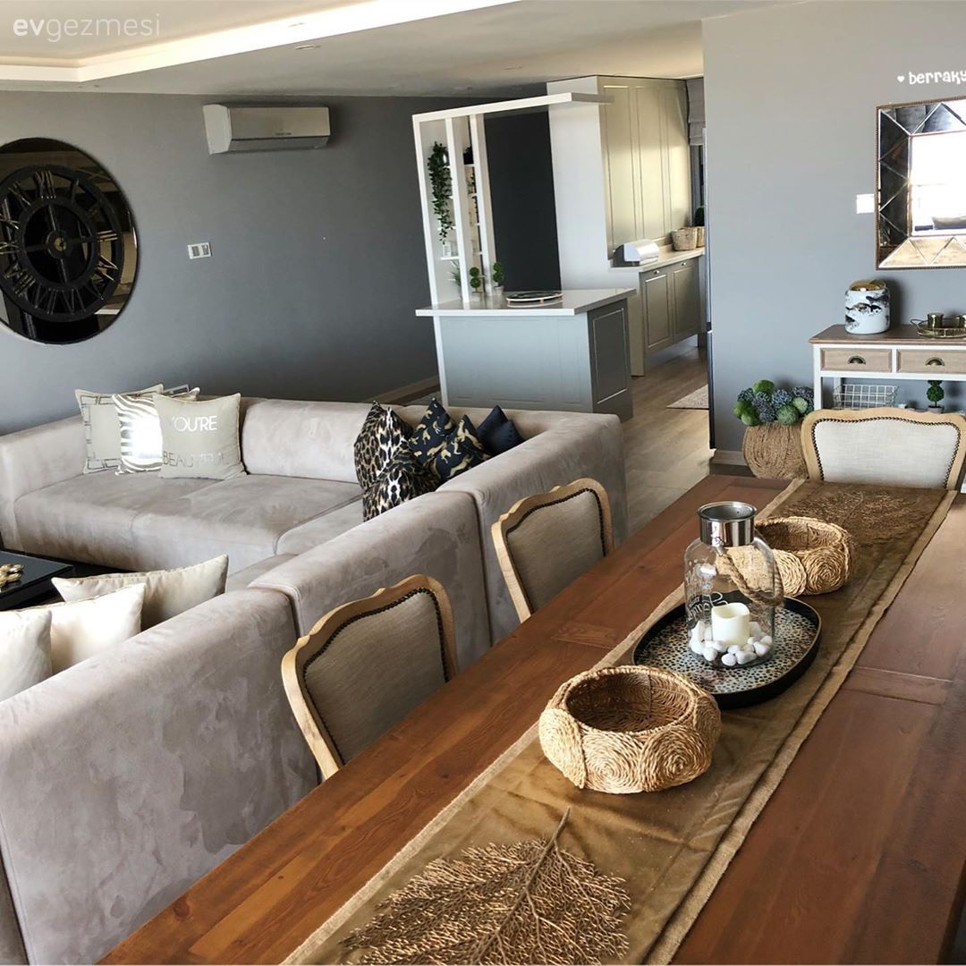 Salon, Modern, Köşe koltuk, Koltuk takımı, Krem, Siyah, Ahşap Mobilya, Altın, Yemek masası, Sandalye, Konsol, Ayna, Konsol üzeri dekoratif objeleri, Metal duvar saati, Kırlent, Ev tekstili, Runner