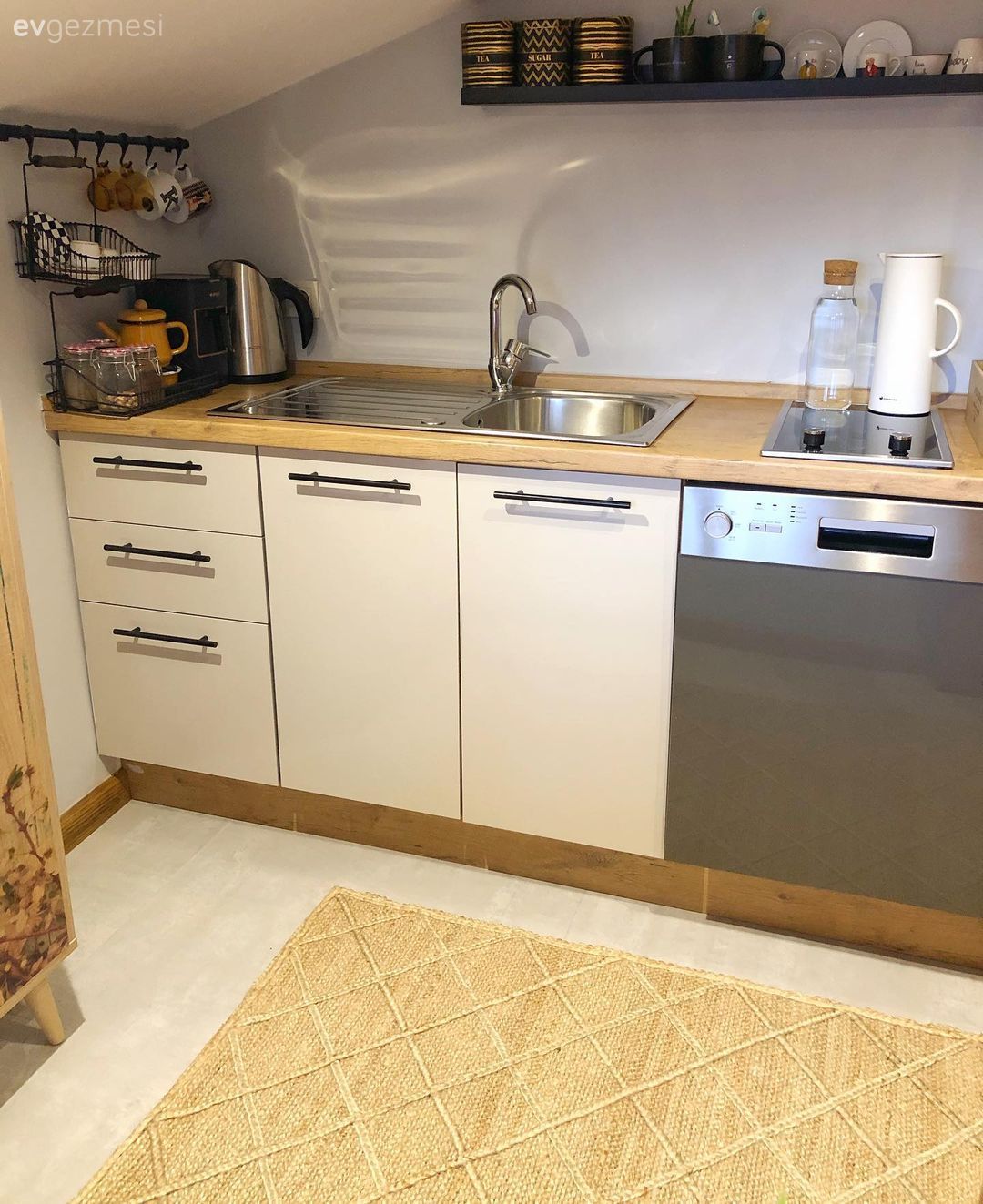 Mutfak, Beyaz ve ahşap mutfak, Ahşap mutfak tezgahı, Mutfak tezgahı, Mutfak tezgah arası, Mutfak halısı, Ekstra mutfak dolabı, Ankastre, Mutfak rafı