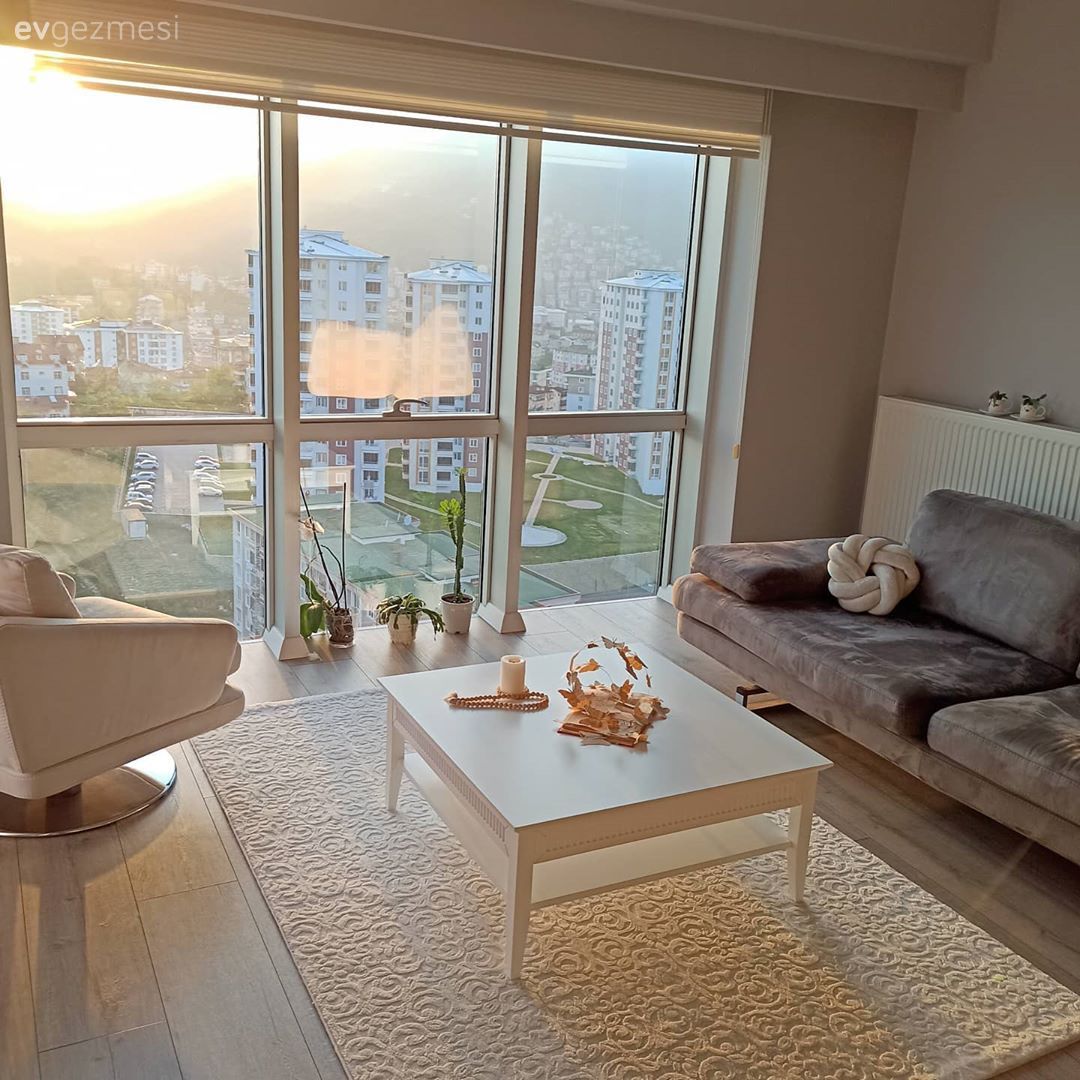 Salon, Vizon, Beyaz, Bej, Modern, Koltuk takımı, Berjer, Orta sehpa, Sehpa, Stor perde, Fener, Ev Aksesuar, Halı, Salon halısı, Ev bitkisi, Kırlent, Ev tekstili, Mum