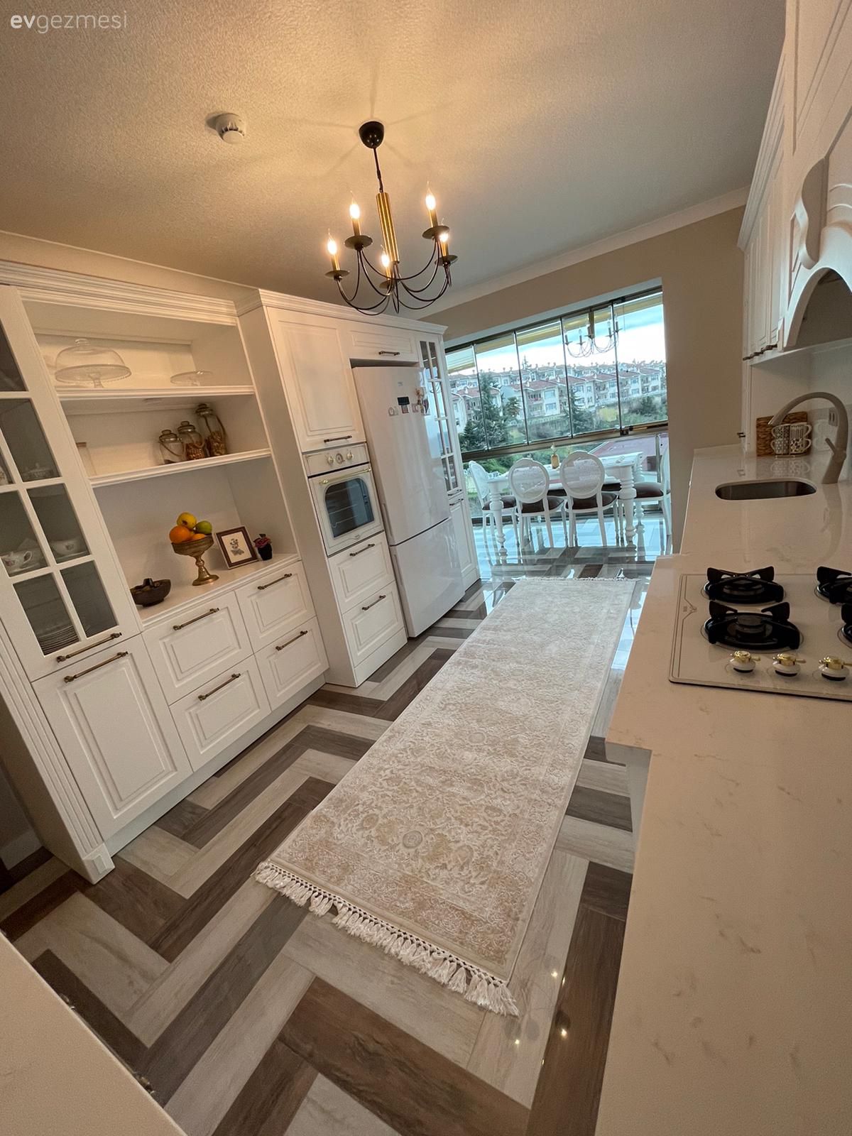 Beyazlarını Giyinmiş Bu Mutfak Her Detayıyla Pek Zarif