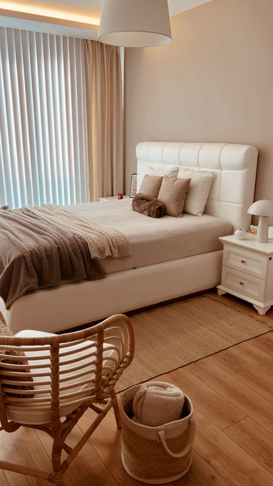 Dikey Jaluzilerle Gün Işığını Selamlayan İstanbul Evi