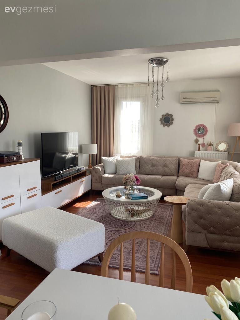 Salon, İskandinav, Beyaz, Bej, Krem, Köşe koltuk, Koltuk takımı, Kırlent, Ev tekstili, Halı, Salon halısı, Fon perde, Perde, Tül perde, Tv ünitesi, Tv ünitesi aksesuarları, Ev Aksesuar, Orta sehpa, Sehpa, Sandalye, Yemek masası, Puf