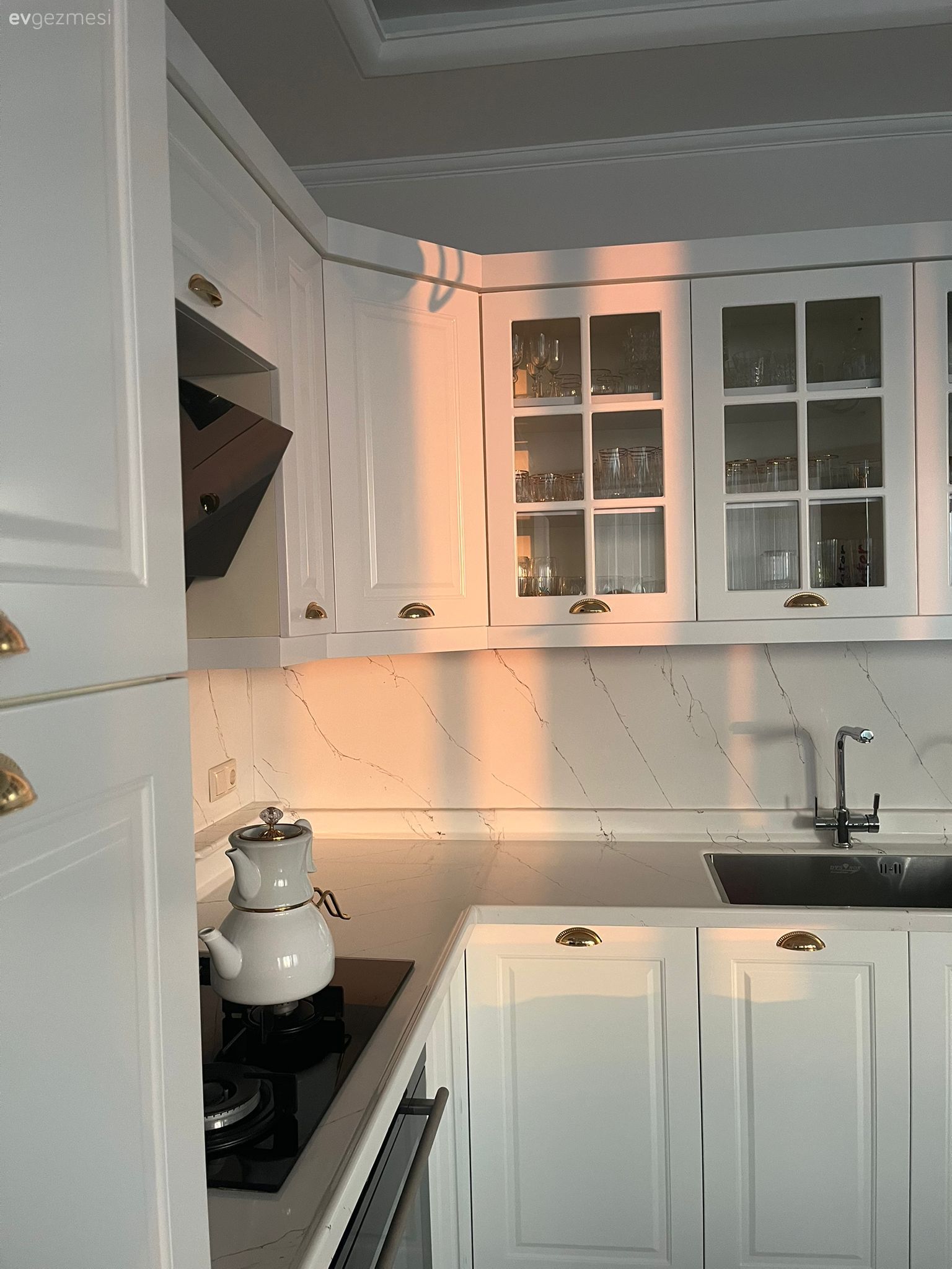 Mutfak, Beyaz, Shaker kapaklı dolaplar, Mutfak tezgahı, Mutfak tezgah arası, Mutfak aksesuarları, Eviye , Cam Ankastre, Ankastre, Cam kapaklı dolap, Davlumbaz