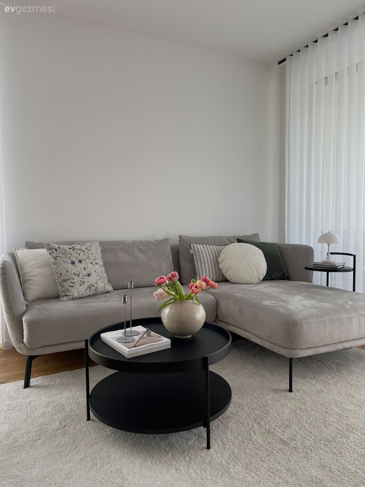 Salon, Modern, Gri, Beyaz, Siyah, Köşe koltuk, Koltuk takımı, Tül perde, Perde, Orta sehpa, Sehpa, Halı, Kırlent, Ev tekstili, Salon halısı