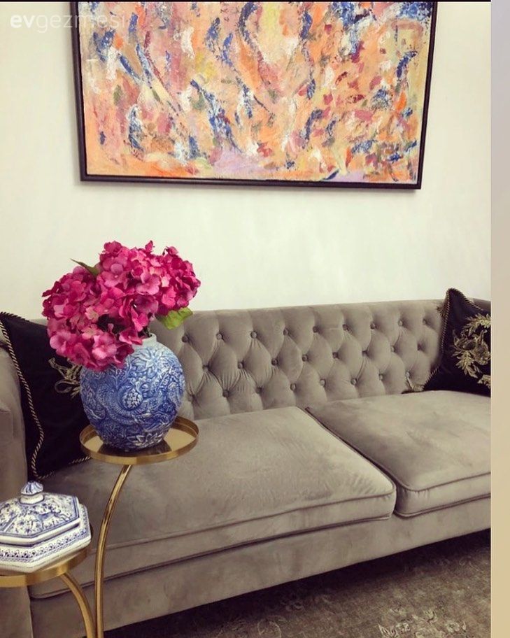 Salon, Klasik, Gri, Koltuk takımı, Tablo, Duvar dekorasyonu, Siyah, Altın, Vazo, Ev Aksesuar, Kırlent, Ev tekstili, Orta sehpa, Sehpa, Halı, Salon halısı, Çiçekler, Şamdan, Sehpa üstü aksesuarı, Yan sehpa