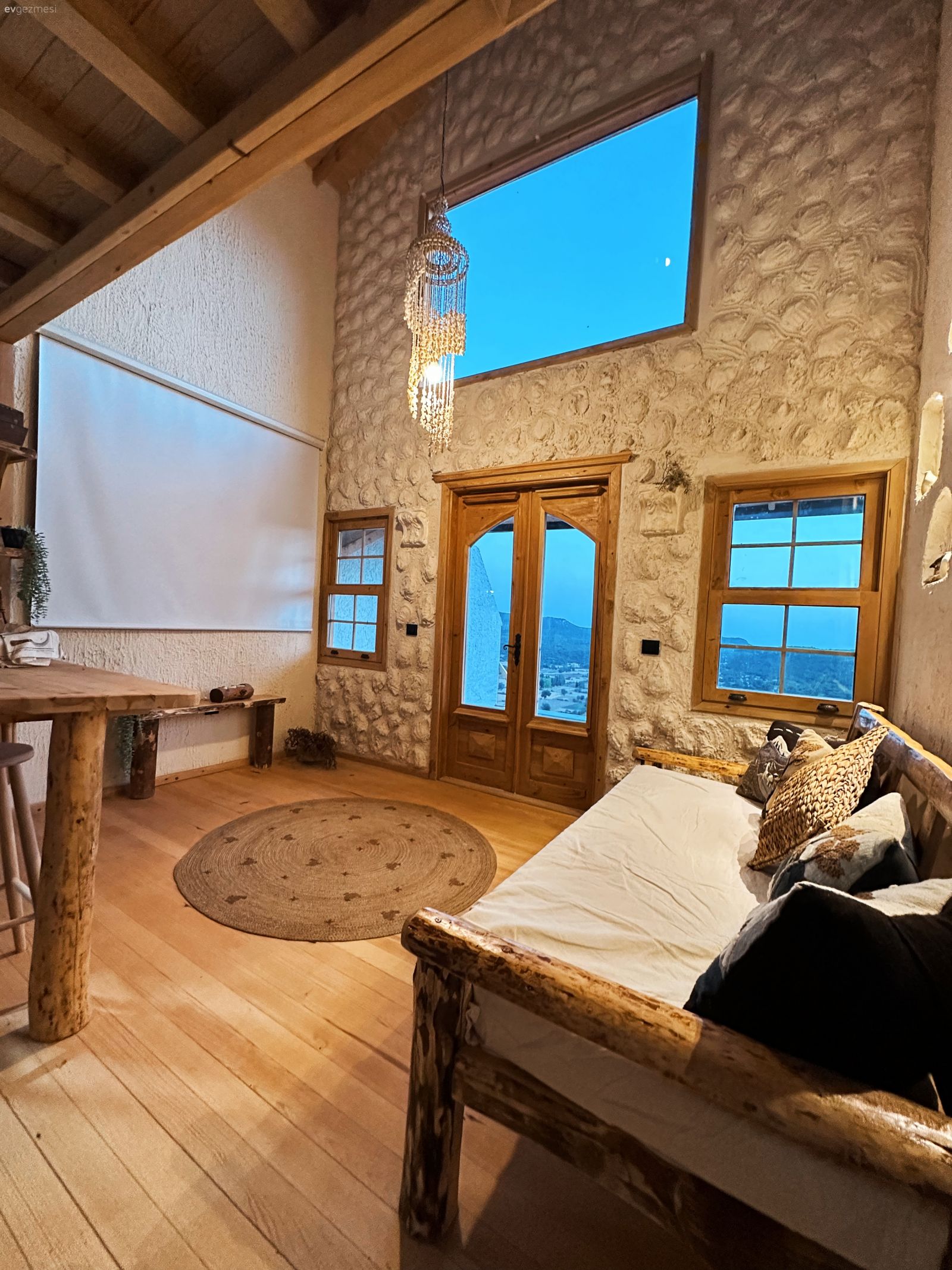 Ev Gezmesi: Her Noktasından Manzaraya Bakan Bir Kaş Evi!