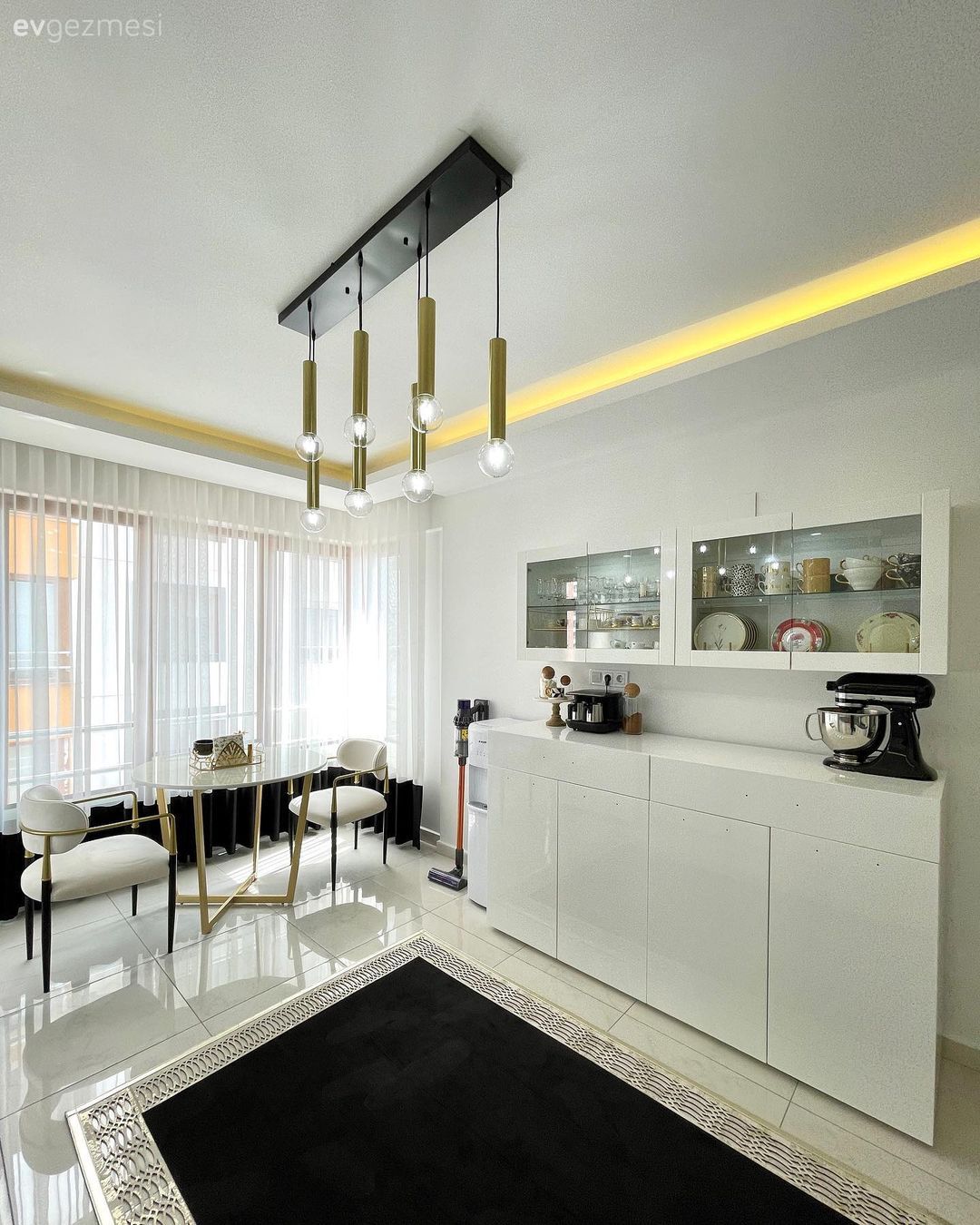 Mutfak, Beyaz mutfak, Beyaz, Siyah, Led aydınlatma, Aydınlatma, Sandalye, Mutfak masası, Mutfak perdesi, Tül perde, Perde, Mutfak halısı, Kahve köşesi, Mutfak Avize Modelleri, Altın