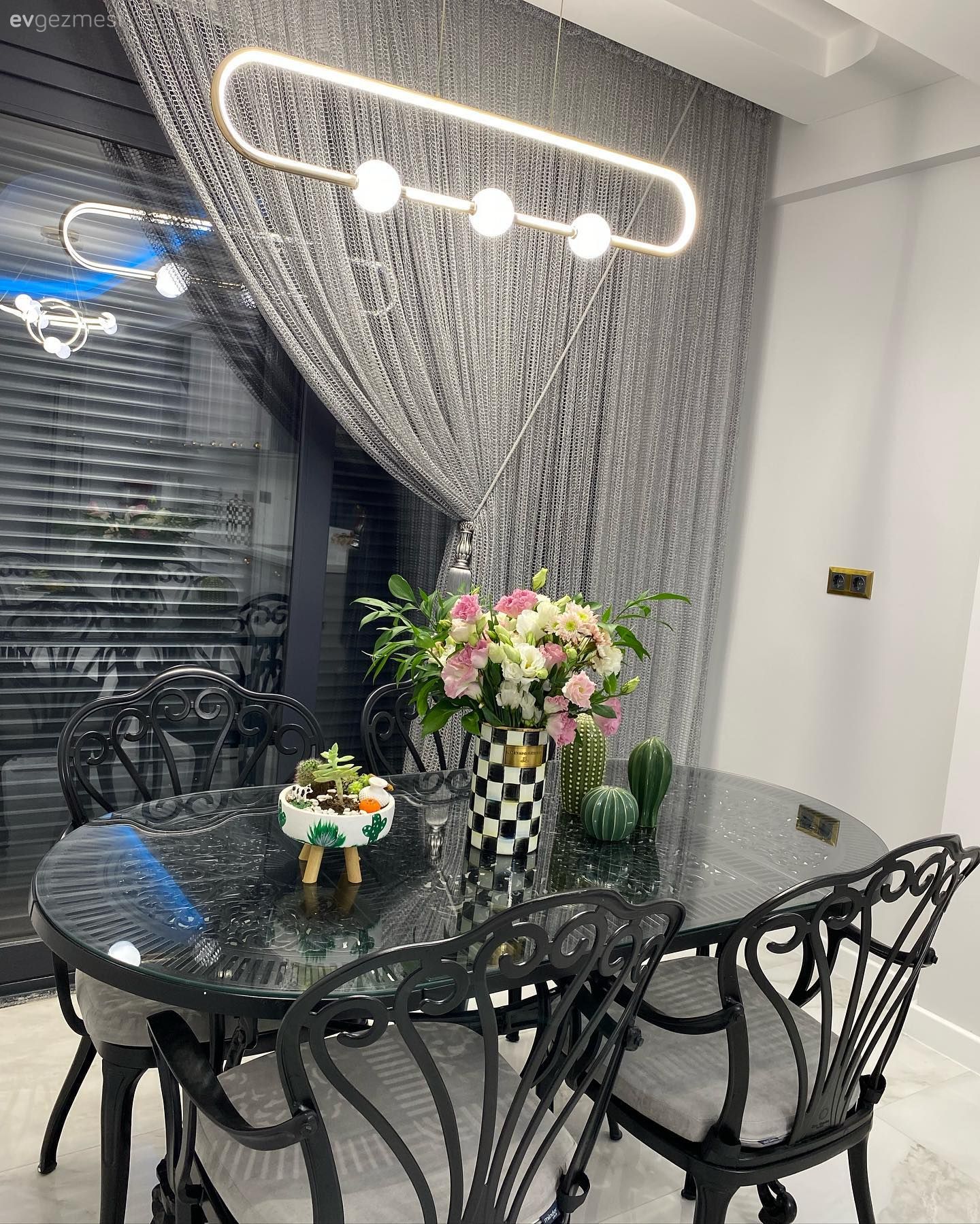 Ferforje, Siyah, Beyaz, Sandalye, Mutfak masası, Jaluzi, Mutfak perdesi, Vazo, Ev Aksesuar, Çiçekler, Mutfak Avize Modelleri