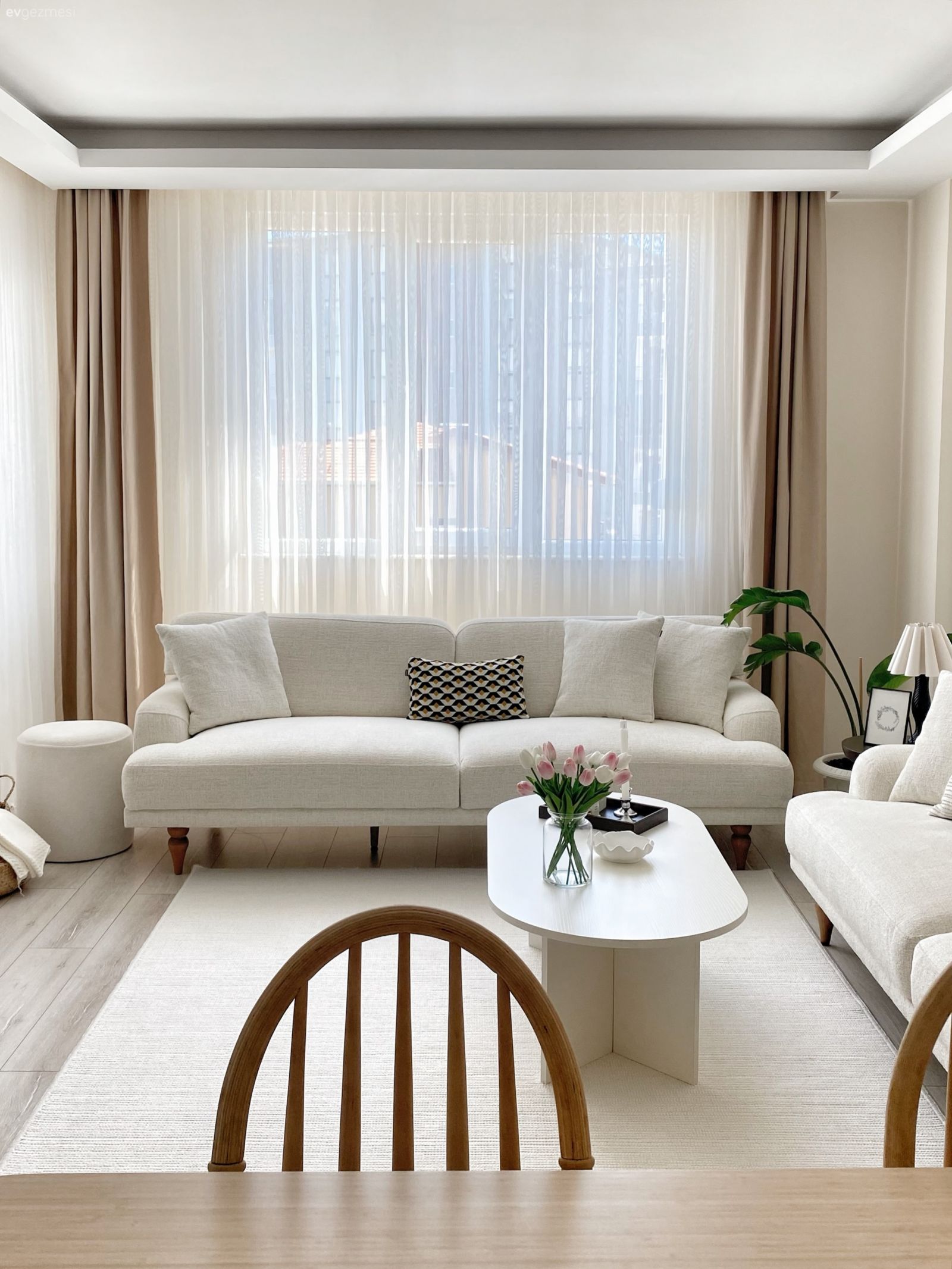 Salon, Modern, Beyaz, Koltuk takımı, Bej, Tül perde, Perde, Orta sehpa, Sehpa, Fon perde, Halı, Salon halısı, Ev bitkisi, Kırlent, Ev tekstili