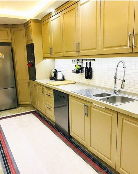 Mutfak, Krem, Beyaz, Bordo, Siyah, Mutfak halısı, Mutfak tezgahı, Mutfak tezgah arası, Tezgah arası seramik, Sandalye, Mutfak masası