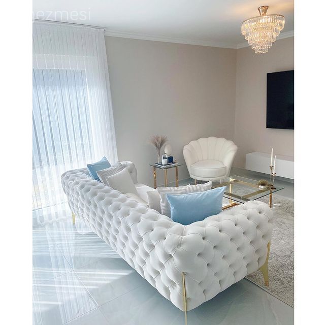 Salon, Modern, Krem, Bej, Beyaz koltuk, Altın, Mavi, Koltuk takımı, Orta sehpa, Sehpa, Sehpa üstü aksesuarı, Ev Aksesuar, Halı, Salon halısı, Sandalye, Yemek masası, Kırlent, Ev tekstili, Tül perde, Perde, Berjer, Avize, Aydınlatma