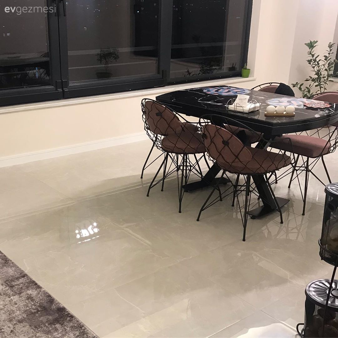 Mutfak, Modern mutfak, Mutfak masası, Beyaz, Siyah, Gri, Metal sandalye, Sandalye, Ev bitkisi