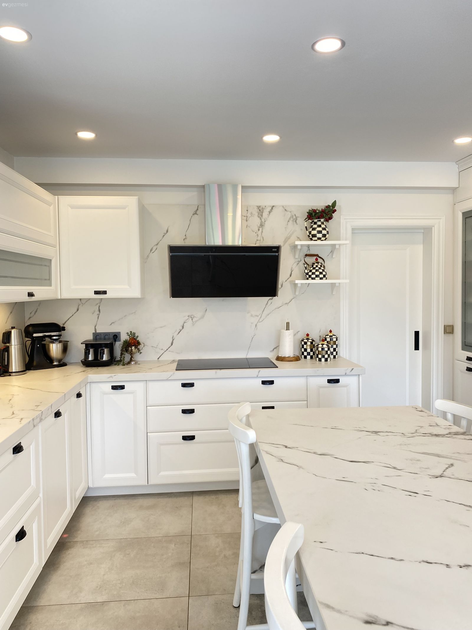 Mutfak, Beyaz, Siyah, Mutfak tezgahı, Mutfak tezgah arası, Tezgah arası doğal taş, Davlumbaz, Ankastre, Spot aydınlatma, Aydınlatma, Sandalye, Ada mutfak, Mutfak zemin seramikleri, Mutfak aksesuarları