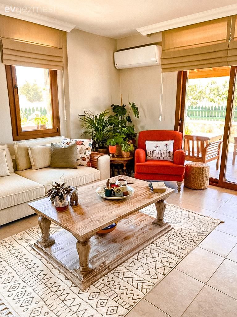 Salon, Rustik, Beyaz, Yeşil, Sarı, Krem, Kahverengi, Koltuk takımı, Kırlent, Ev tekstili, Halı, Salon halısı, Orta sehpa, Sehpa, Abajur, Aydınlatma, Avize, Ayna, Desenler, Taş ev, Turuncu, Masif ahşap, Katlamalı perde, Perde, Ev bitkisi