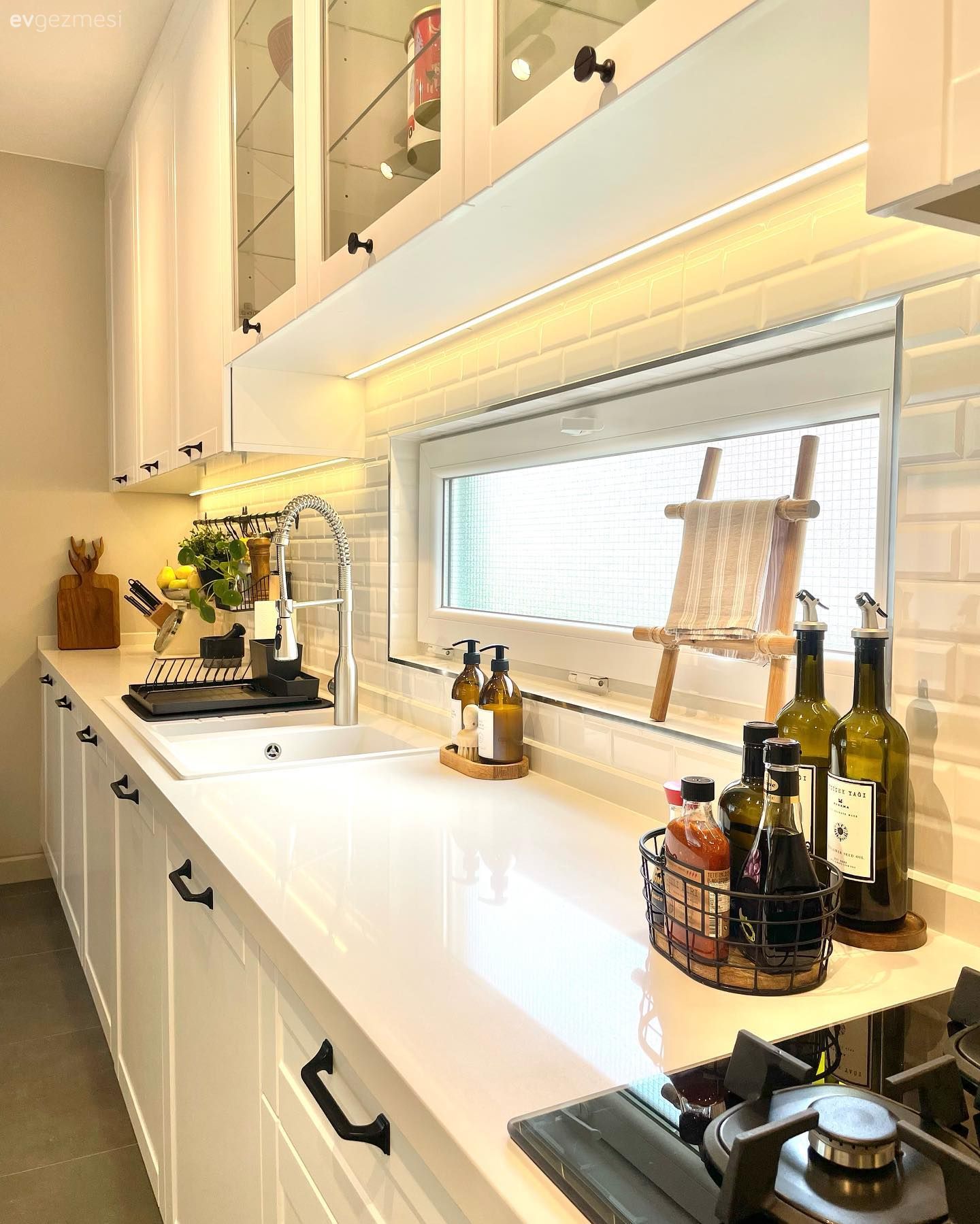 Beyaz, Siyah, Mutfak tezgahı, Mutfak, Mutfak tezgah arası, Tezgah arası seramik, Shaker kapaklı dolaplar, Mutfak aksesuarları