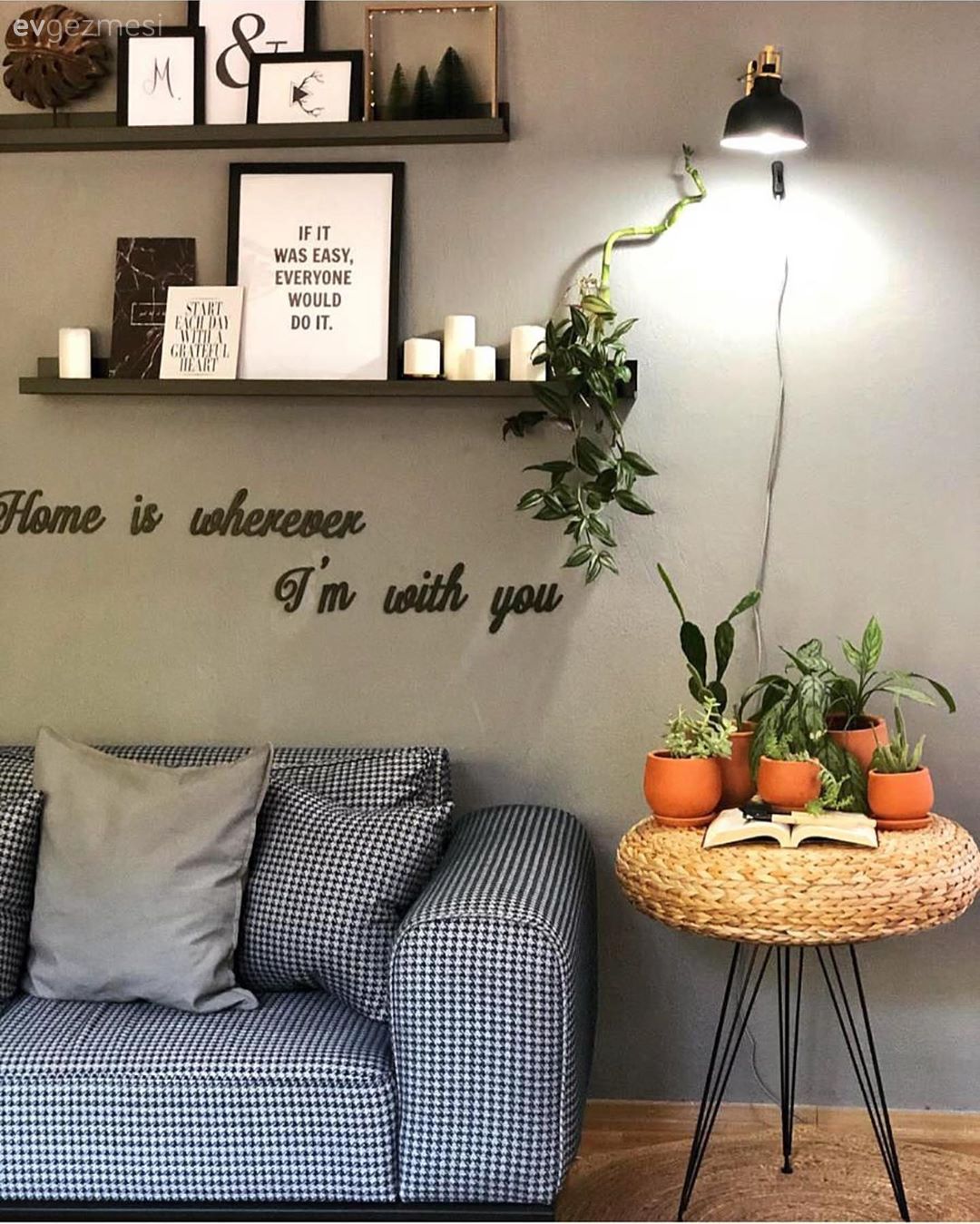 Salon, Modern, Küçük salon dekorasyonu, Küçük Ev, Gri, Siyah, Ekose desen, Desenler, Gri duvar, Duvar rafı, Duvar dekorasyonu, Tablo, Kırlent, Ev tekstili, Koltuk takımı, Ev bitkisi, Jüt halı, Halı, Yan sehpa, Sehpa, Metal ayaklı sehpa