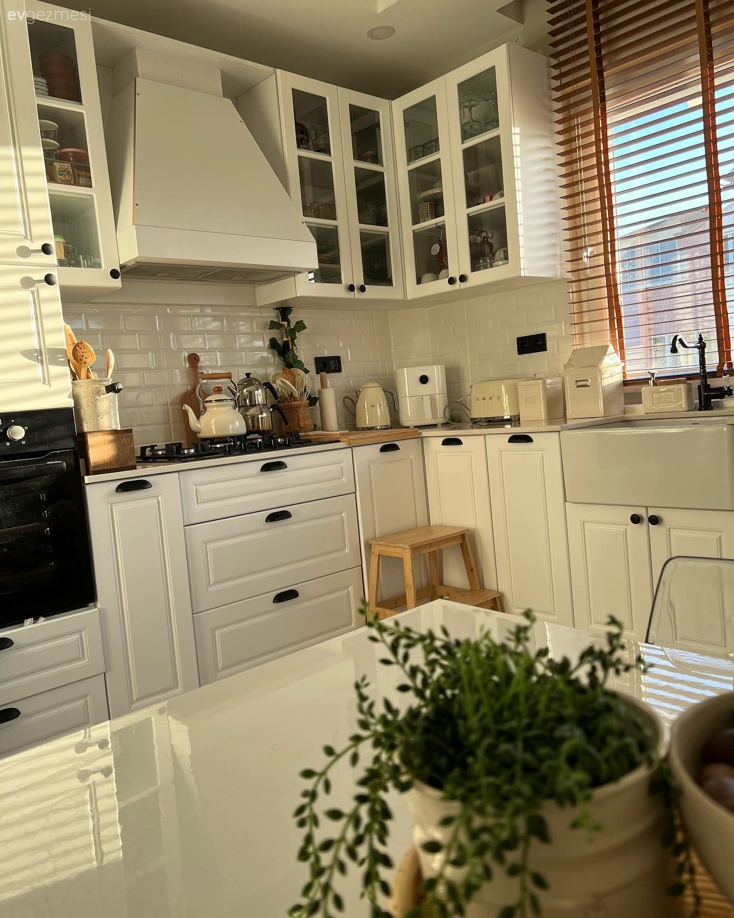 Mutfak, Beyaz, Country mutfak, Shaker kapaklı dolaplar, Metro seramik, Seramik, Mutfak tezgahı, Mutfak tezgah arası, Tezgah arası seramik, Jaluzi, Davlumbaz, Mutfak aksesuarları, Sandalye, Mutfak masası
