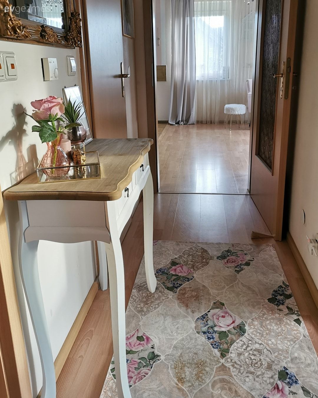 Hol, Dresuar, Dresuar dekorasyonu, Beyaz, Ahşap Mobilya, Vazo, Ev Aksesuar, Yolluk, Halı, Aynalı tepsi, Aynalı aksesuar, Çerçeve, Altın