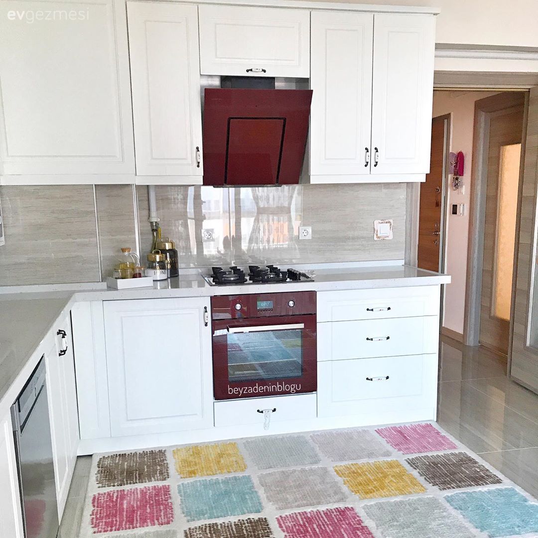Mutfak, Beyaz mutfak, Bordo, Pembe, Mutfak tezgahı, Mutfak tezgah arası, Davlumbaz, Shaker kapaklı dolaplar, Halı, Mutfak halısı, Mutfak aksesuarları, Patchwork halı