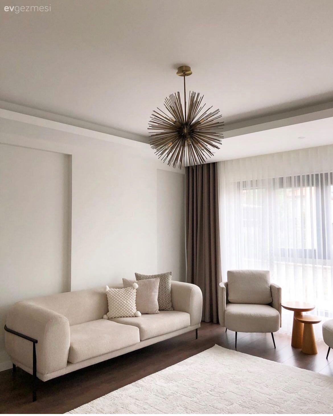 Bu Minimalist Evde Ahşap Detaylarla Monotonluğun Önüne Geçilmiş!